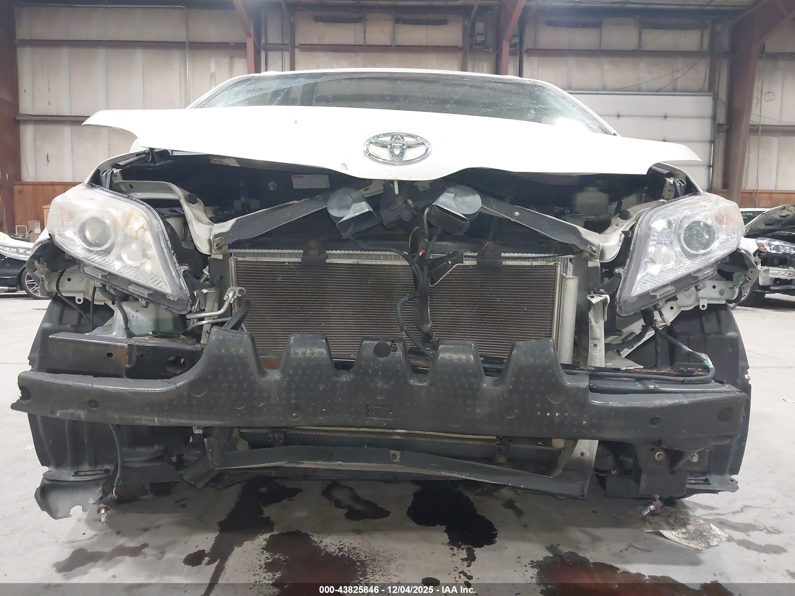 TOYOTA SIENNA image 6