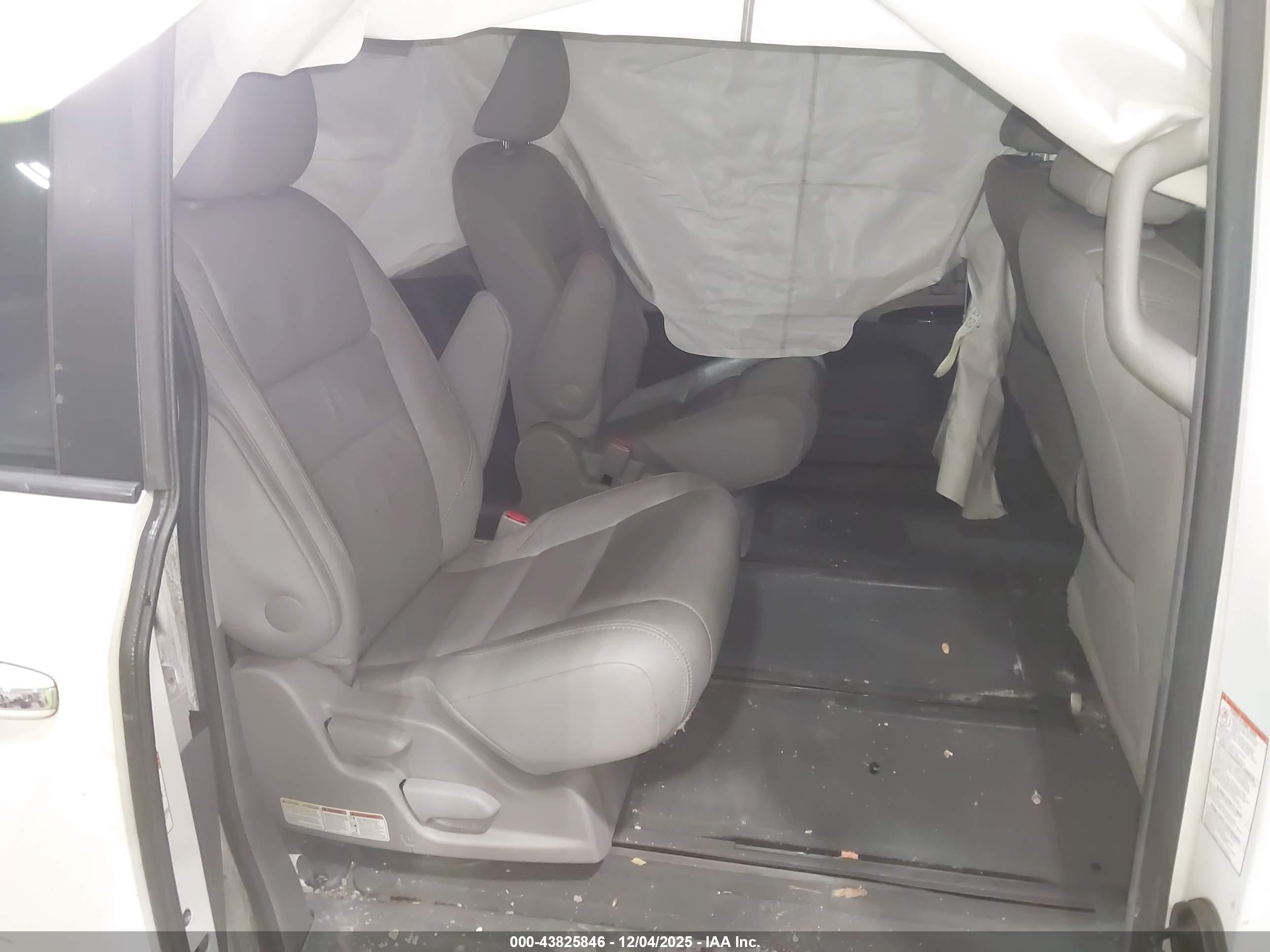TOYOTA SIENNA image 8
