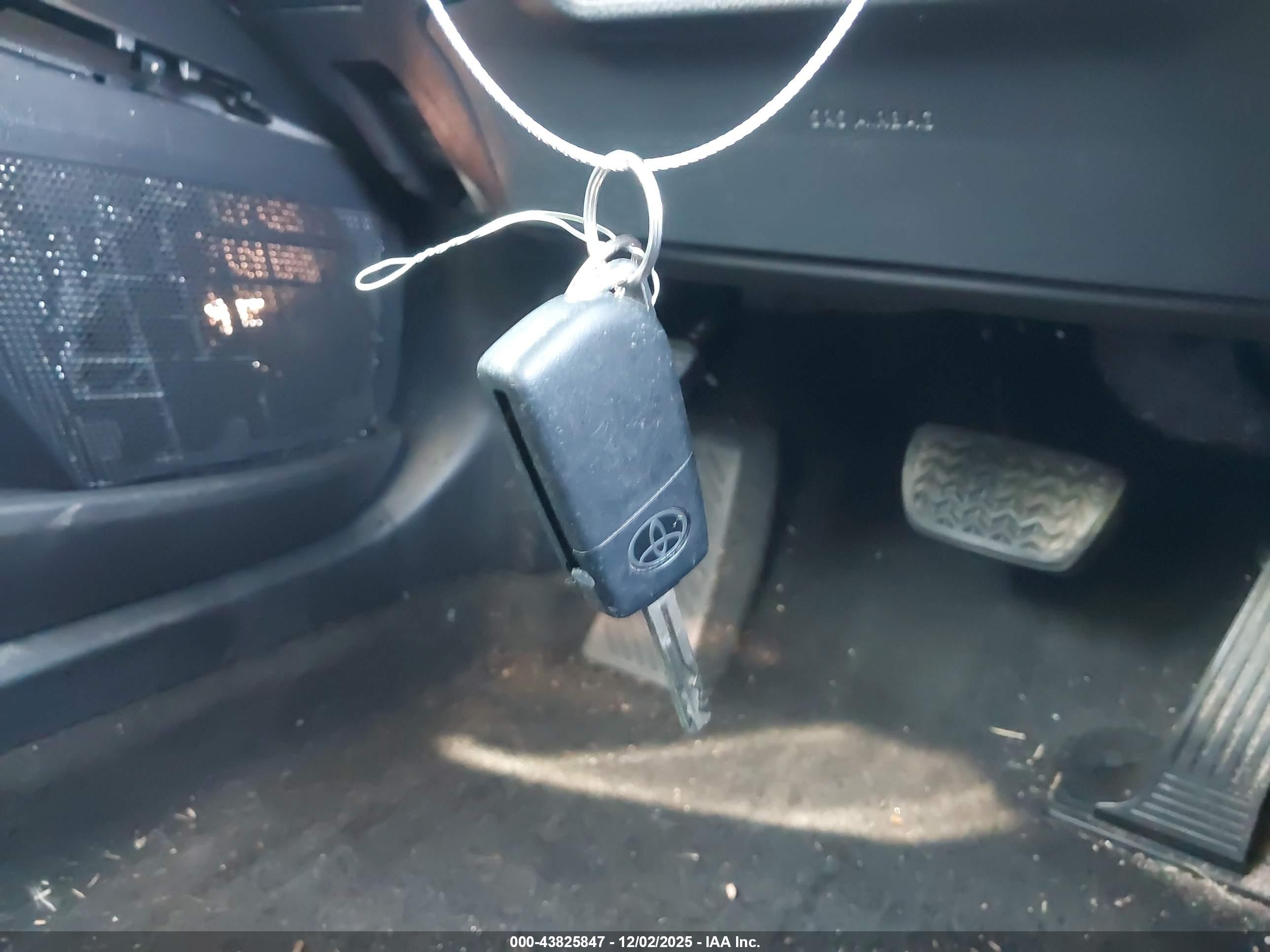 TOYOTA CAMRY image 11