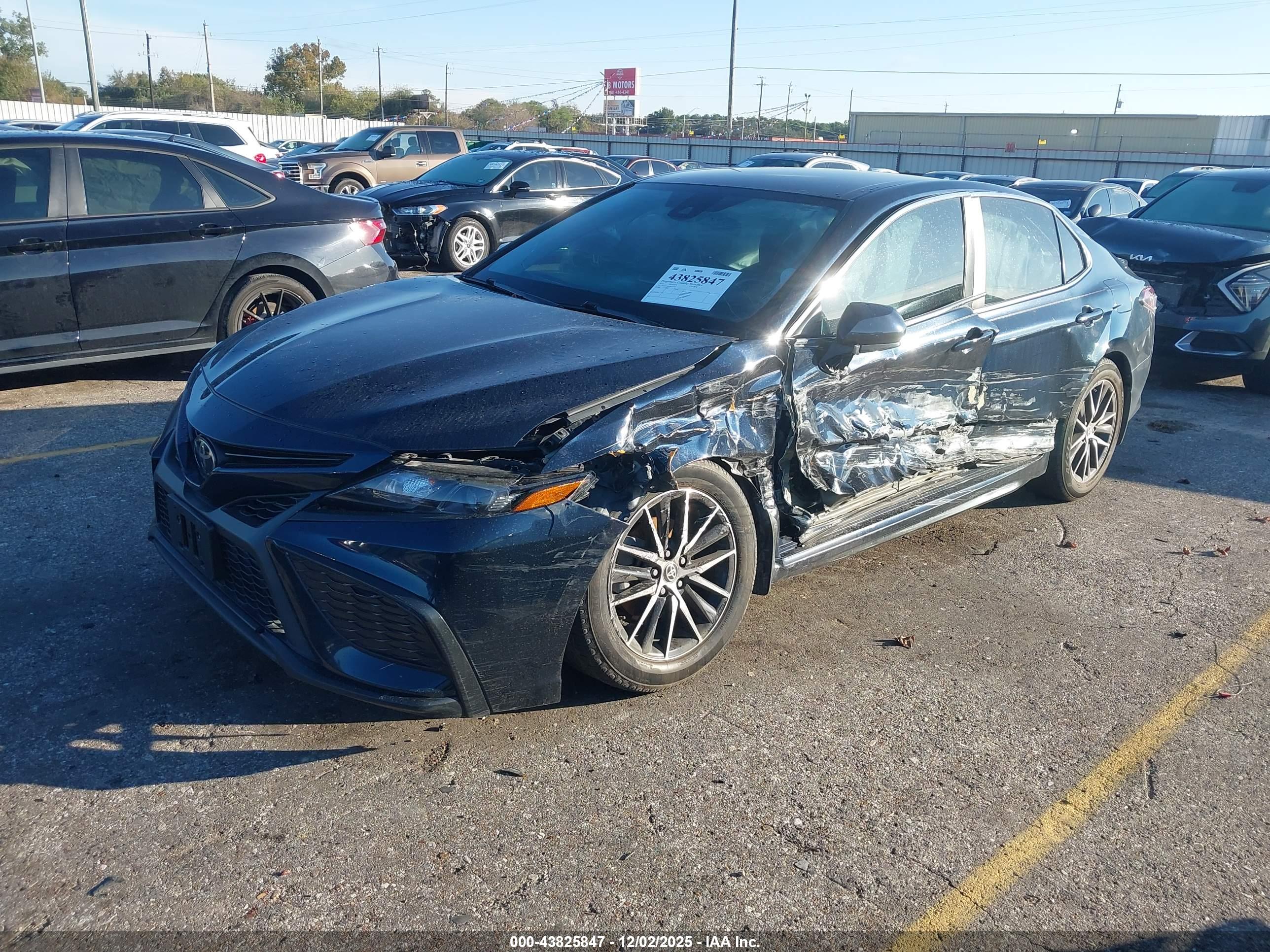 TOYOTA CAMRY image 2