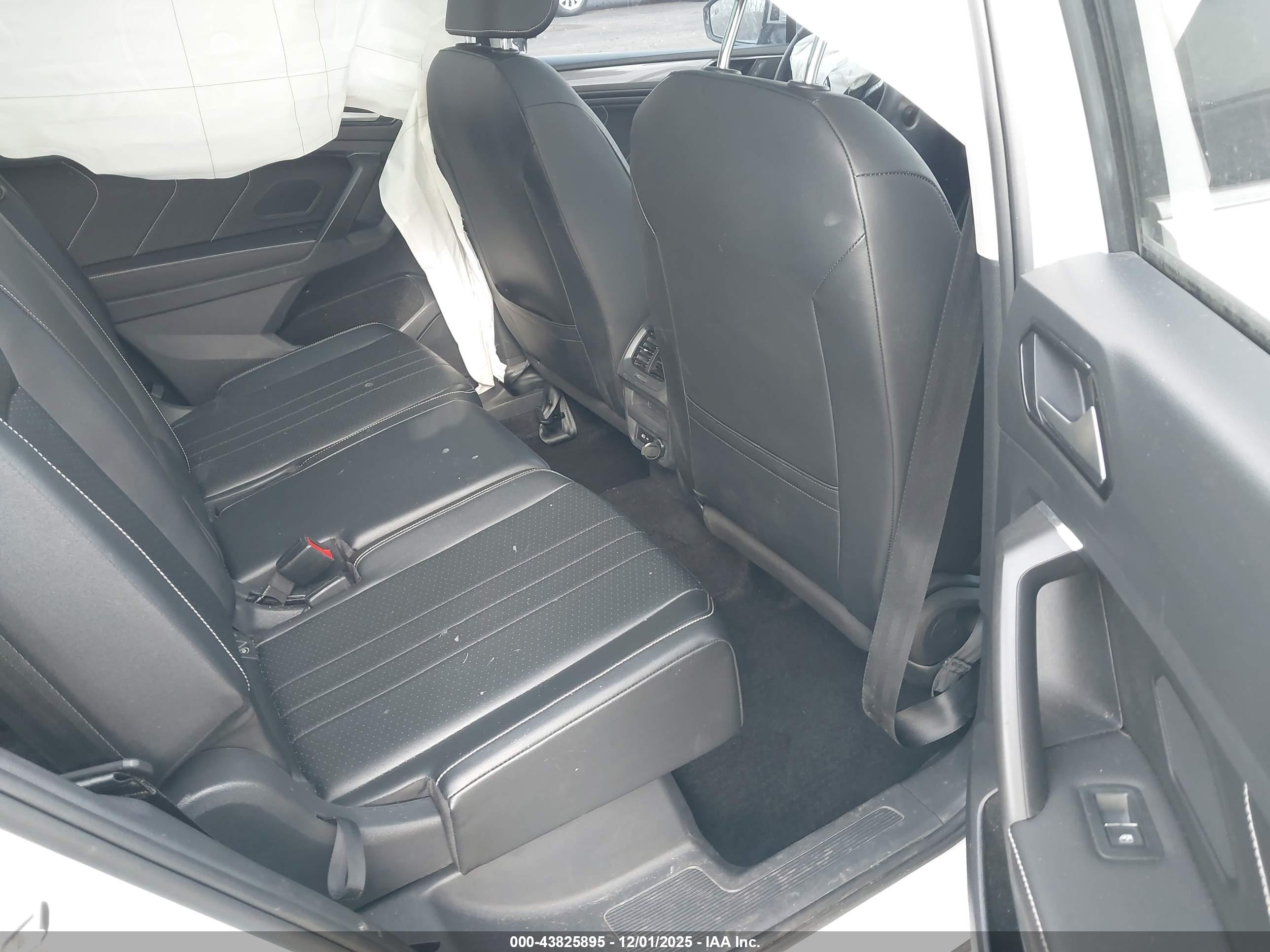 VOLKSWAGEN TIGUAN image 8