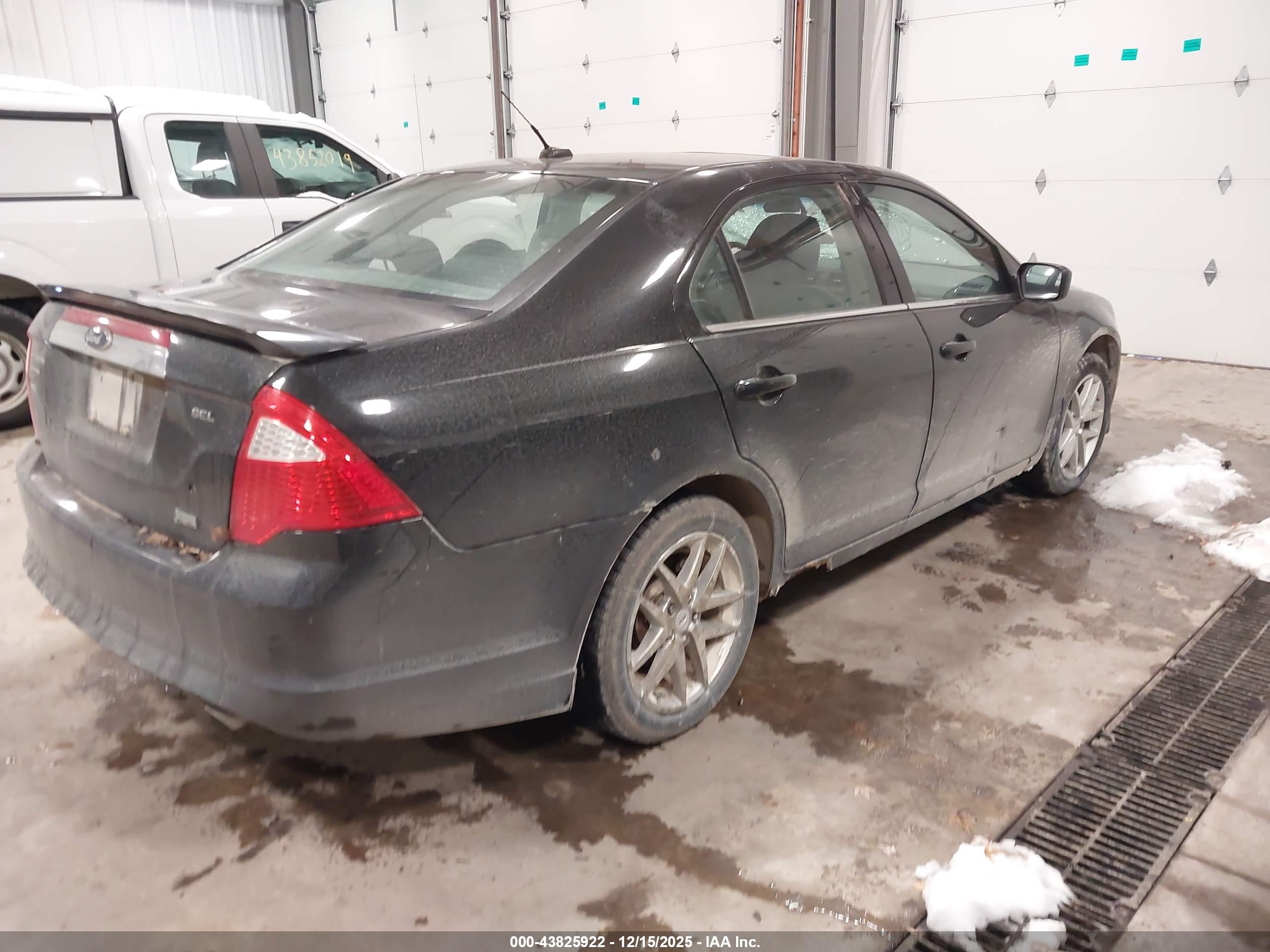 FORD FUSION image 4