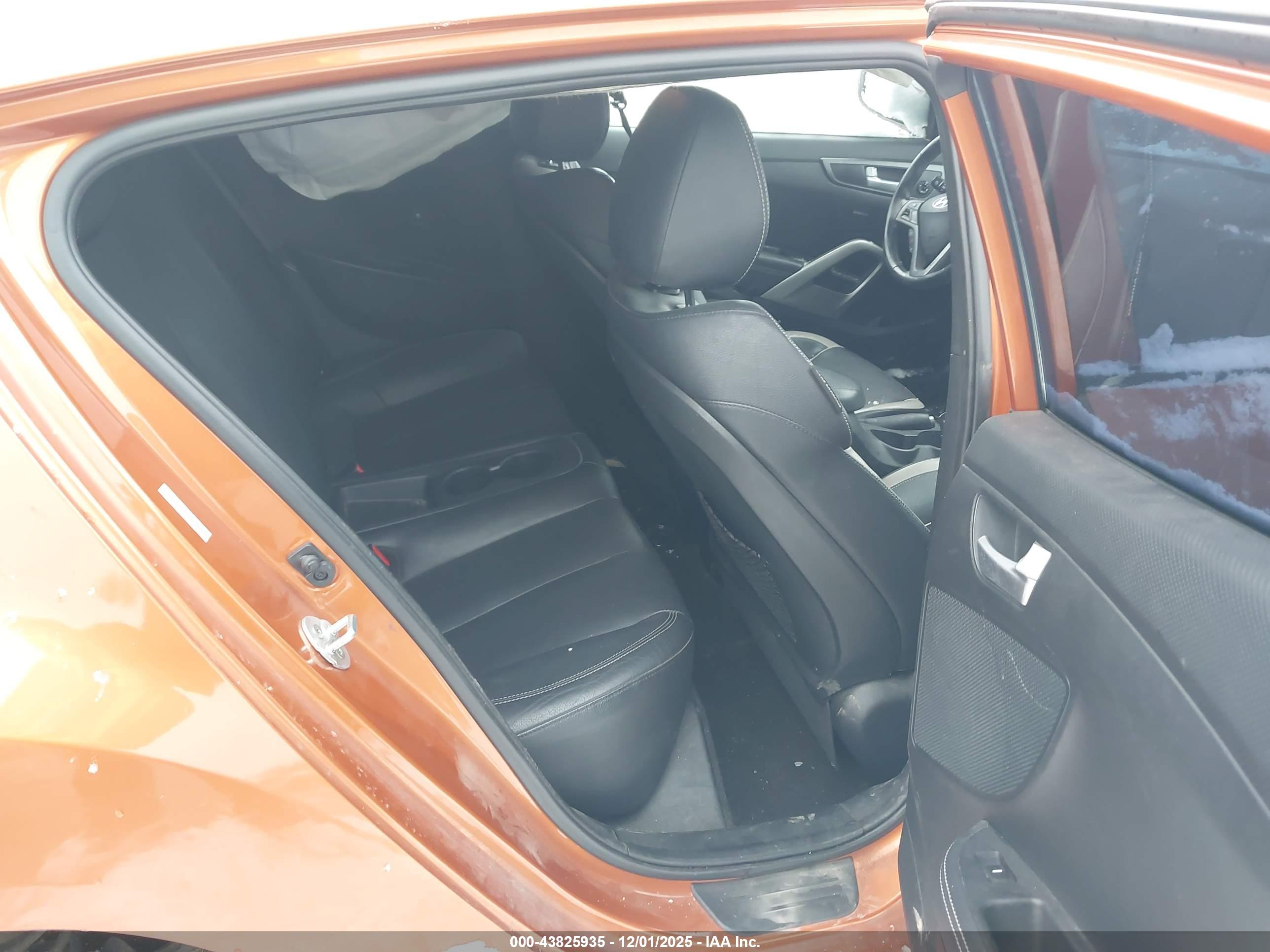 HYUNDAI VELOSTER image 8