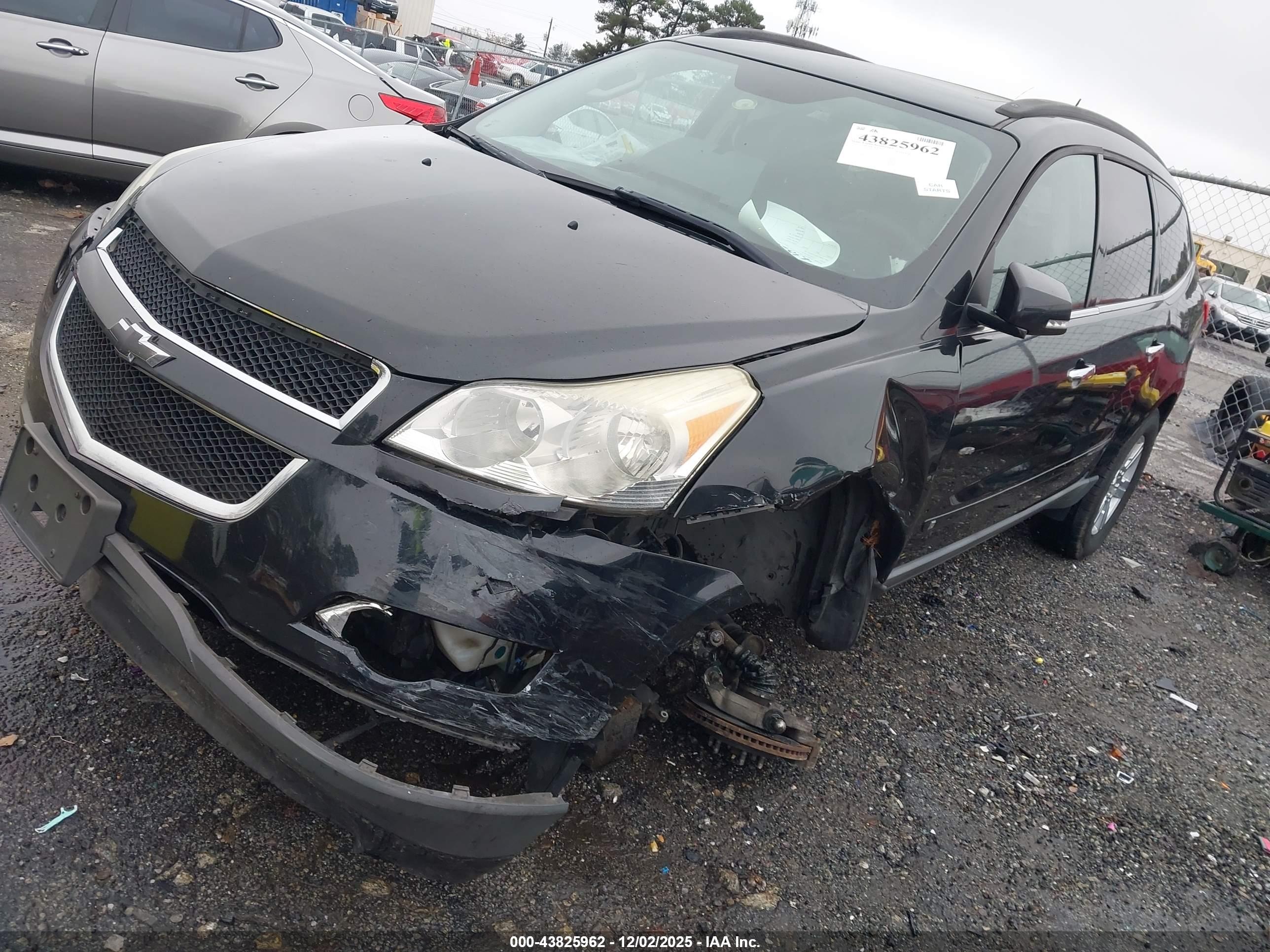 CHEVROLET TRAVERSE image 2