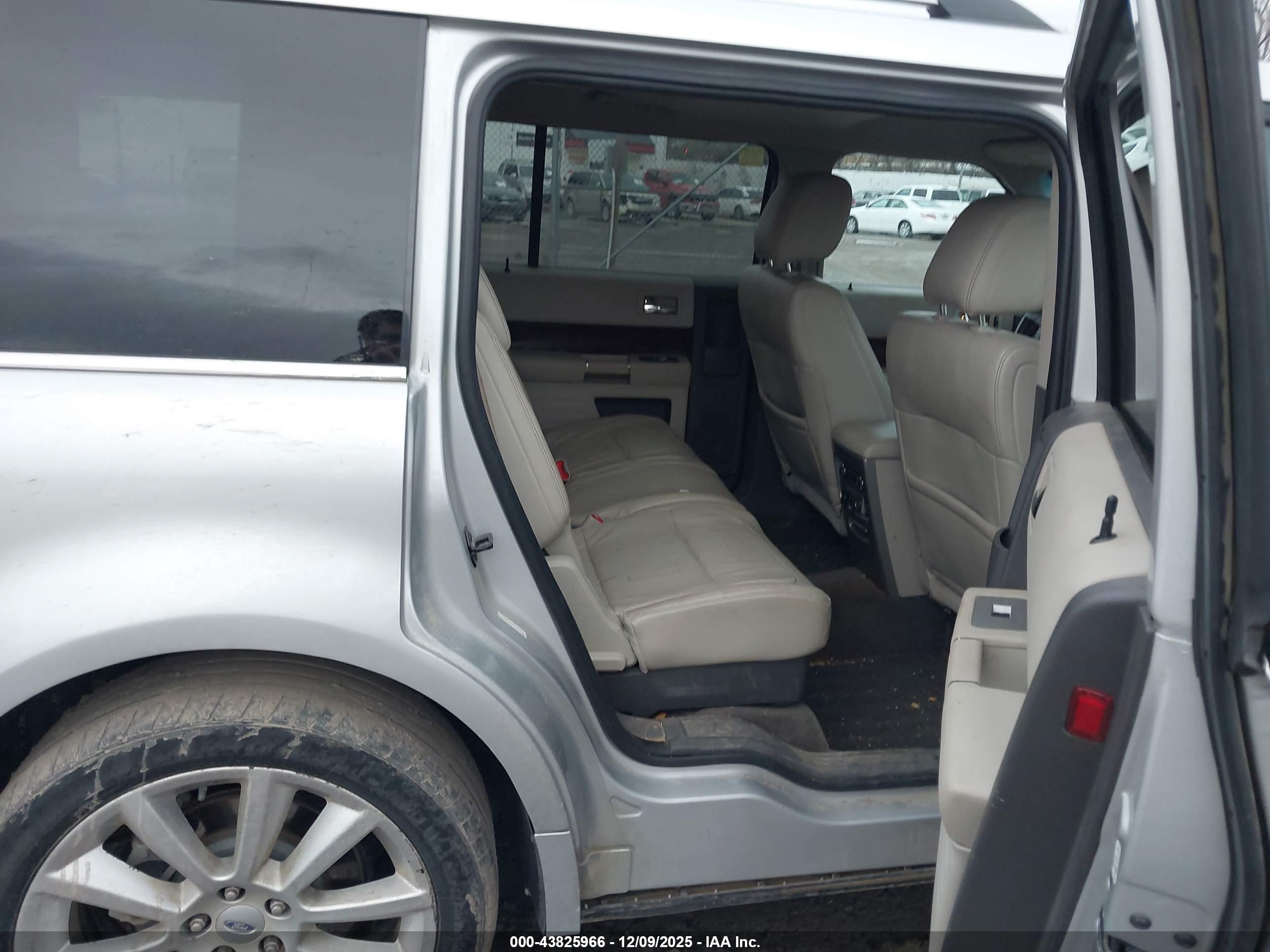 FORD FLEX image 8