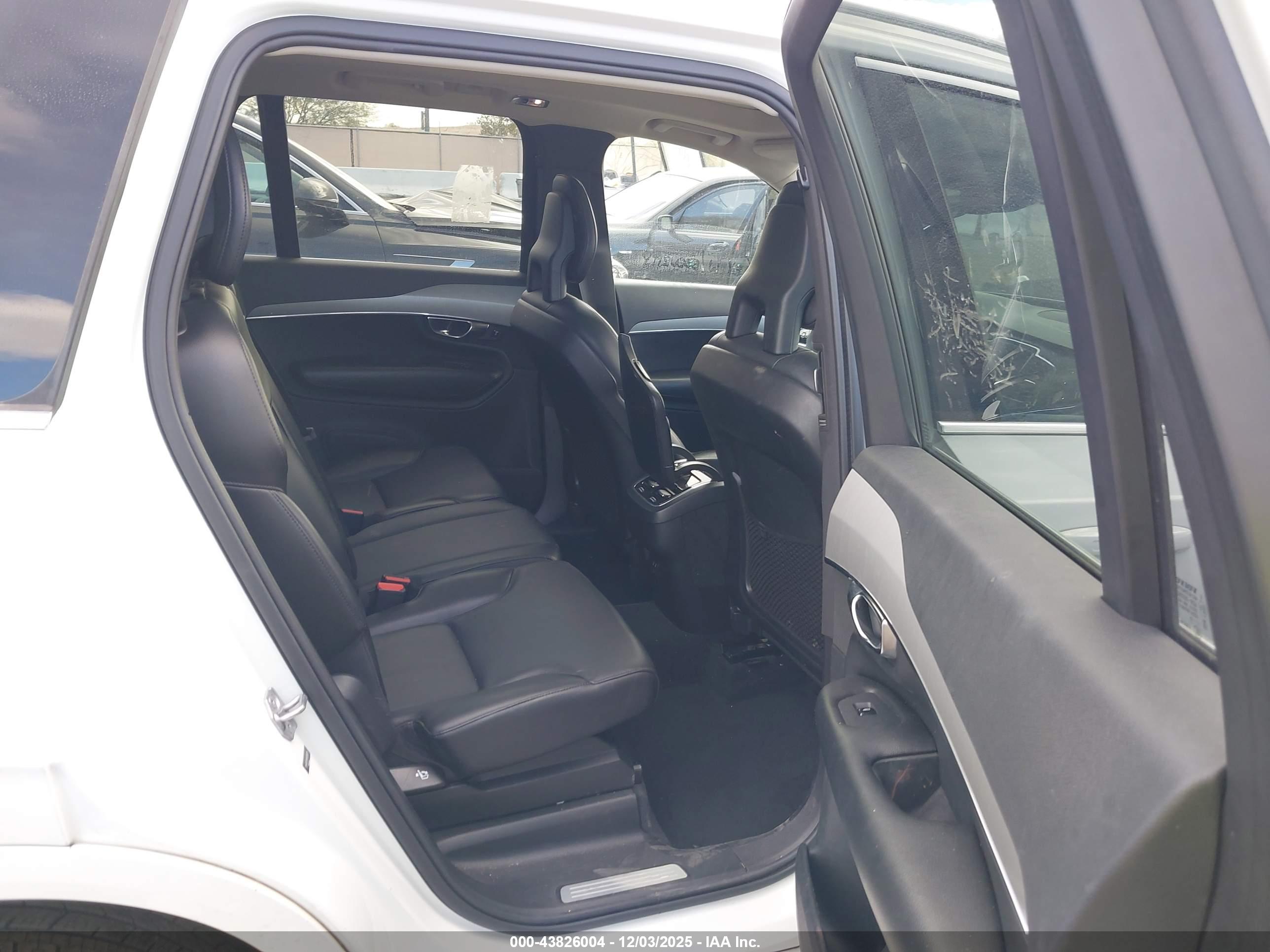 VOLVO XC90 image 8