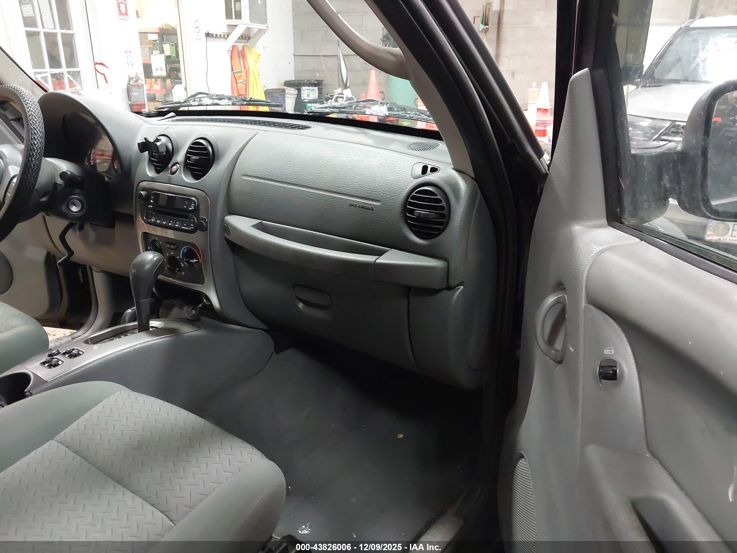 JEEP LIBERTY image 5