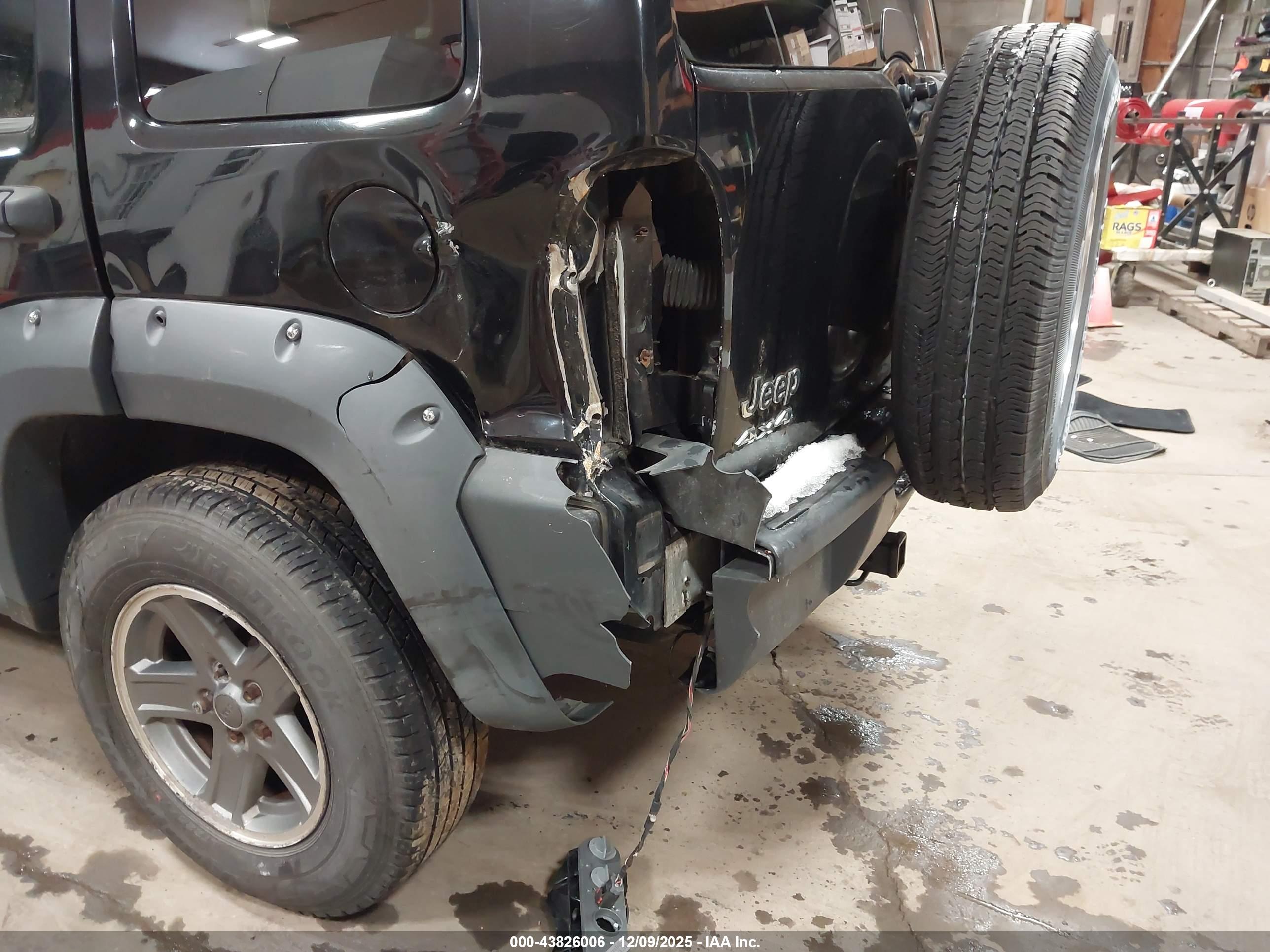 JEEP LIBERTY image 6