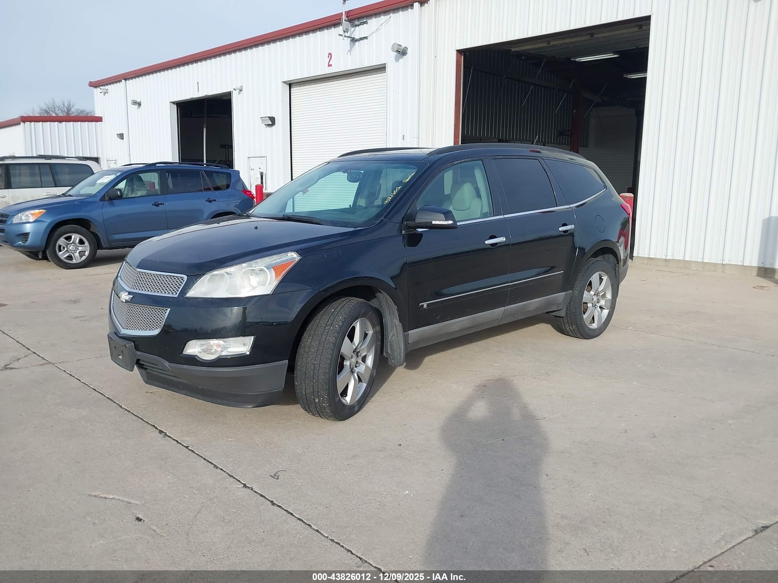 CHEVROLET TRAVERSE image 2
