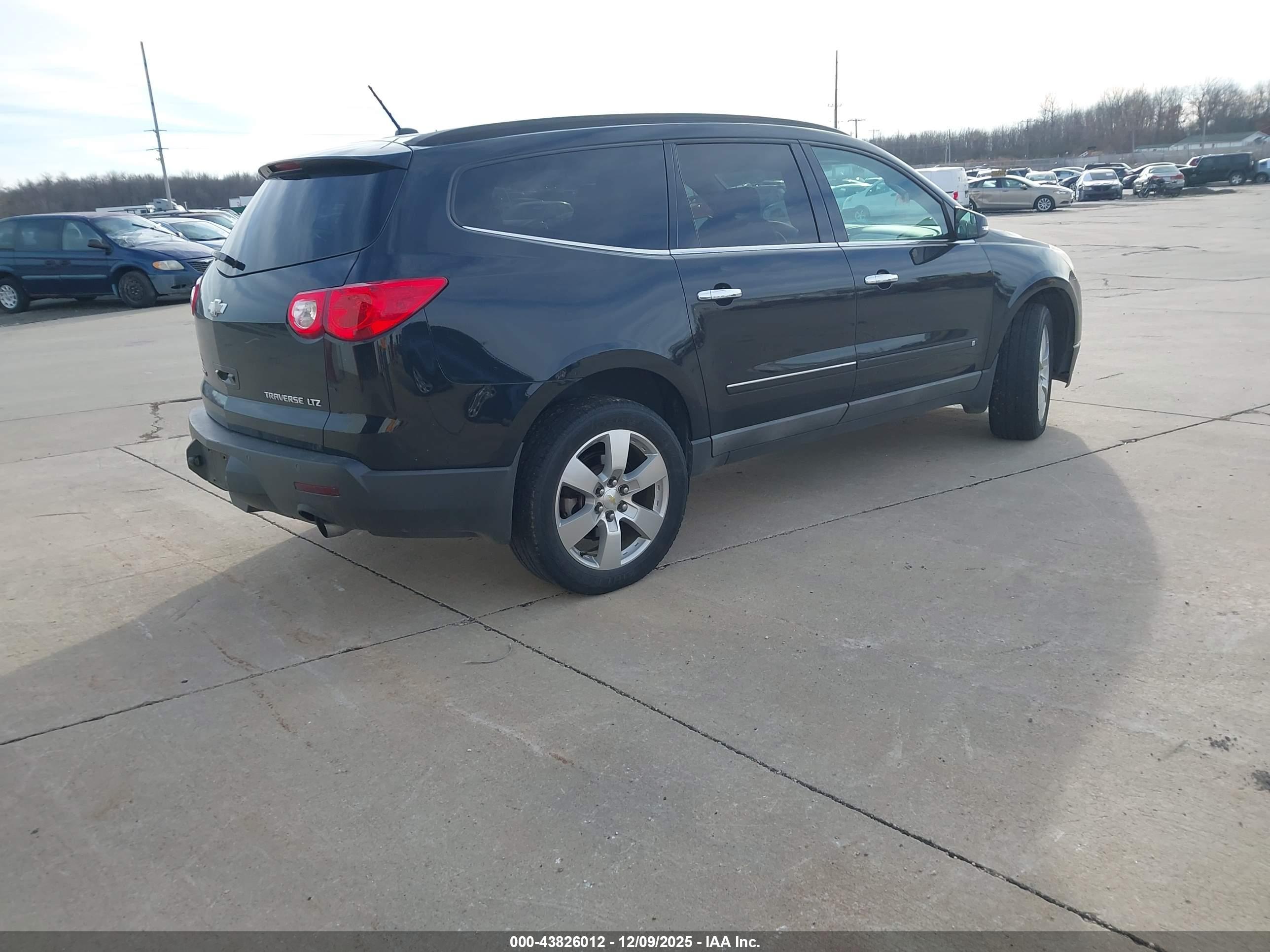 CHEVROLET TRAVERSE image 4