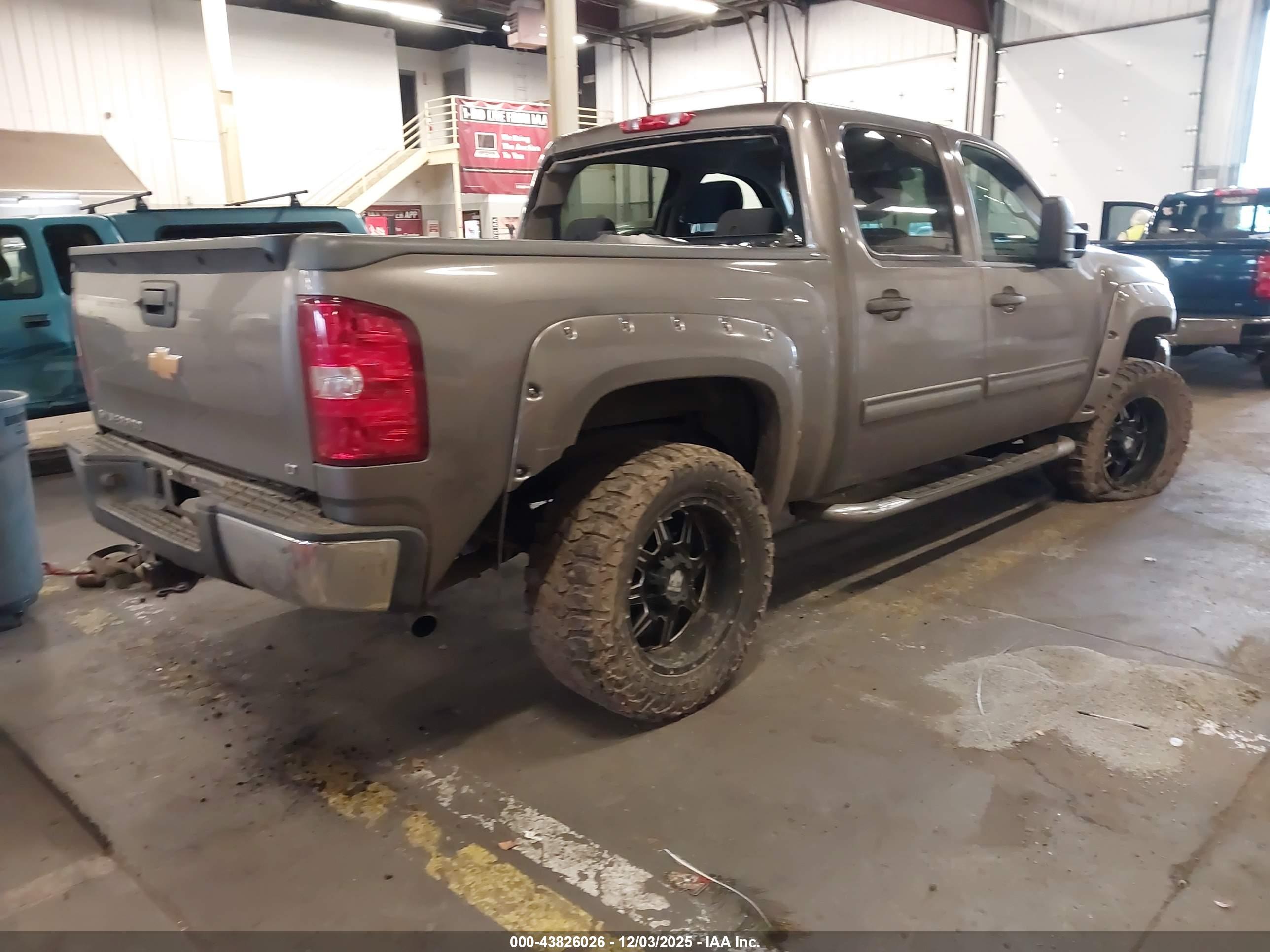 CHEVROLET SILVERADO image 4