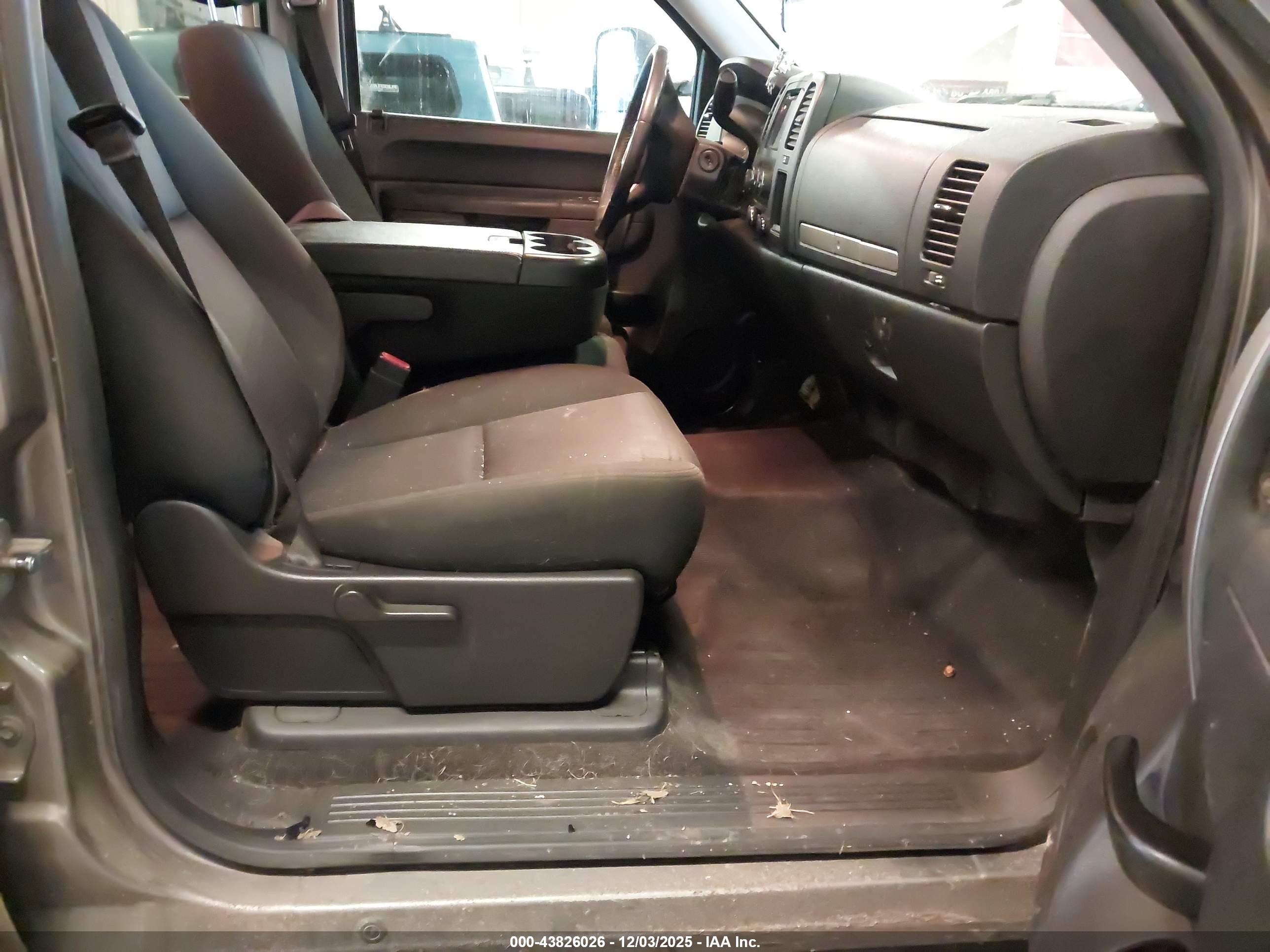 CHEVROLET SILVERADO image 5