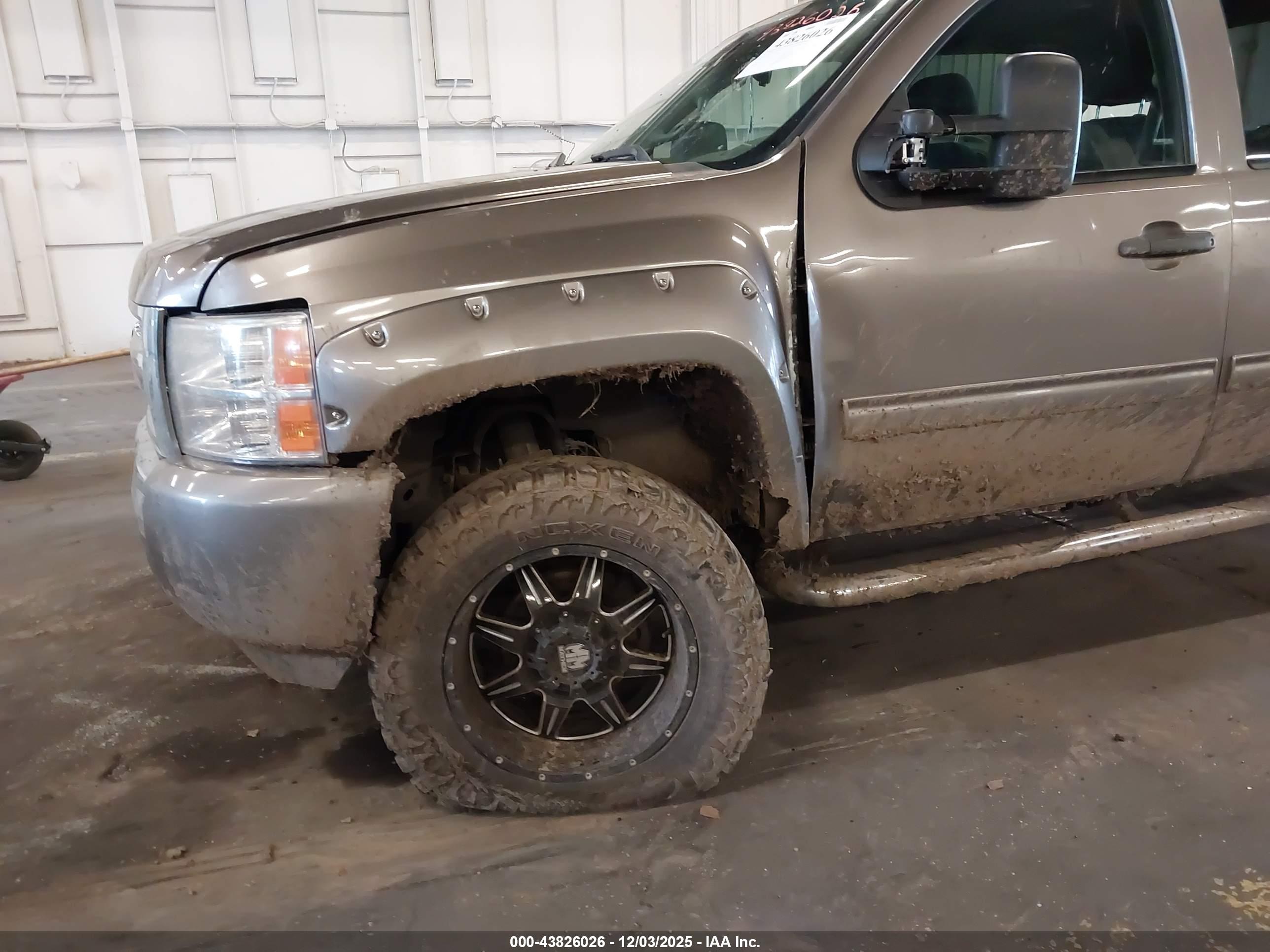 CHEVROLET SILVERADO image 6