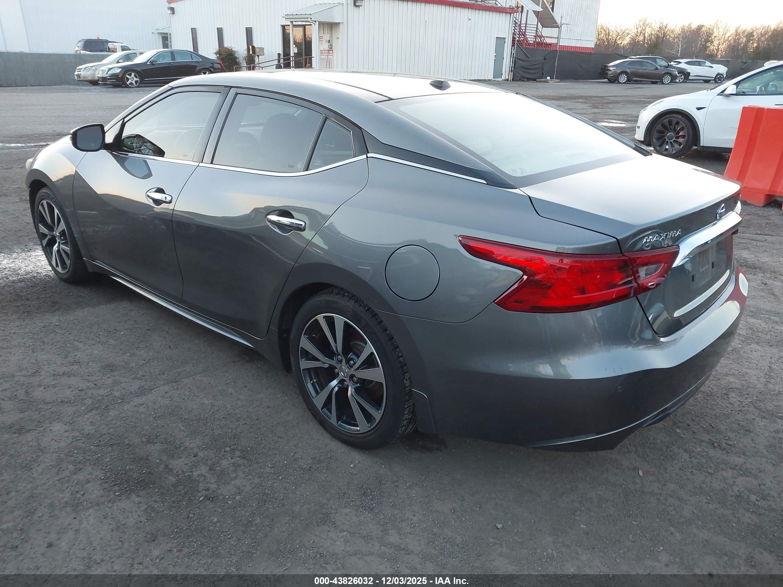 NISSAN MAXIMA image 3