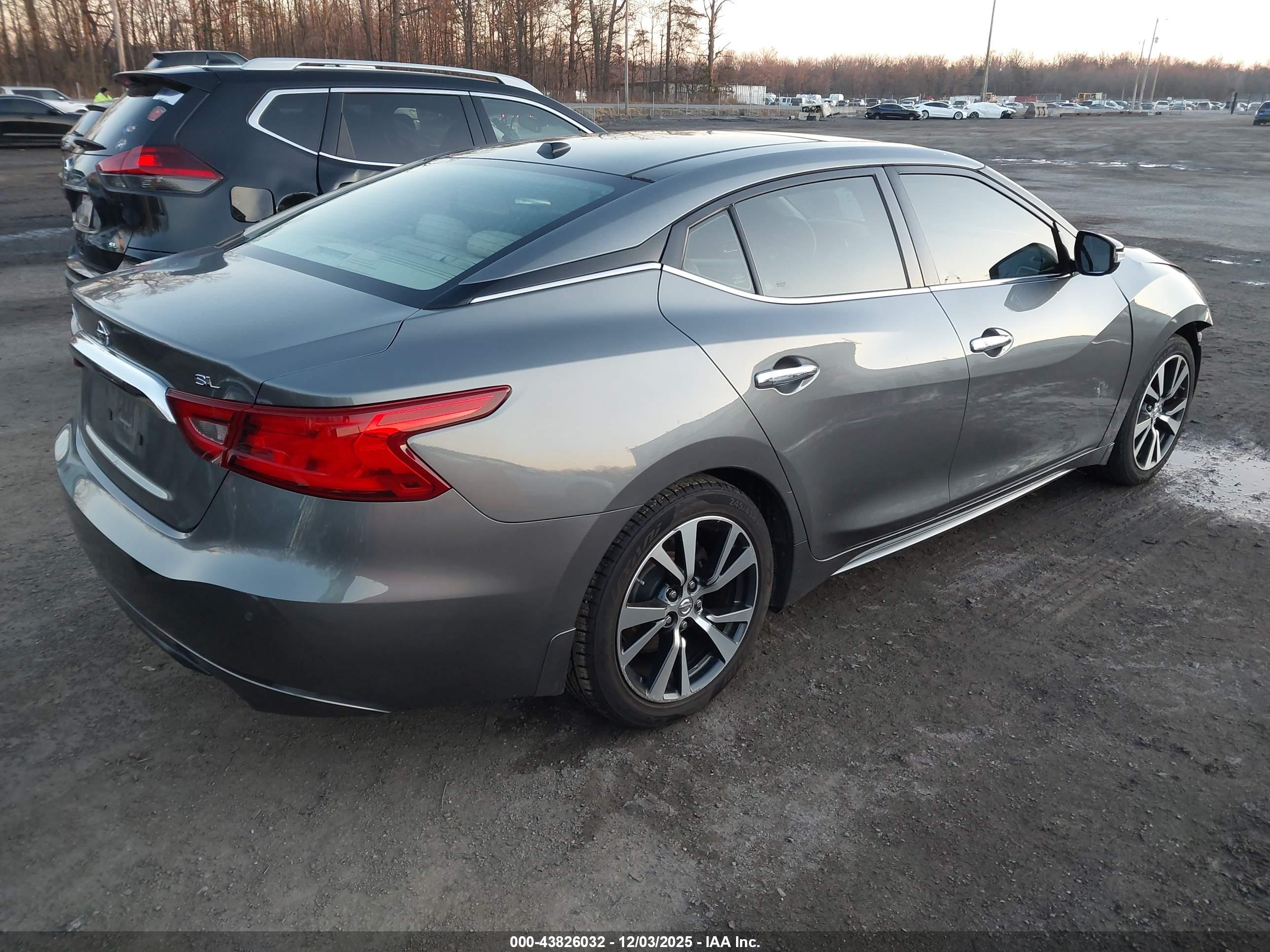 NISSAN MAXIMA image 4