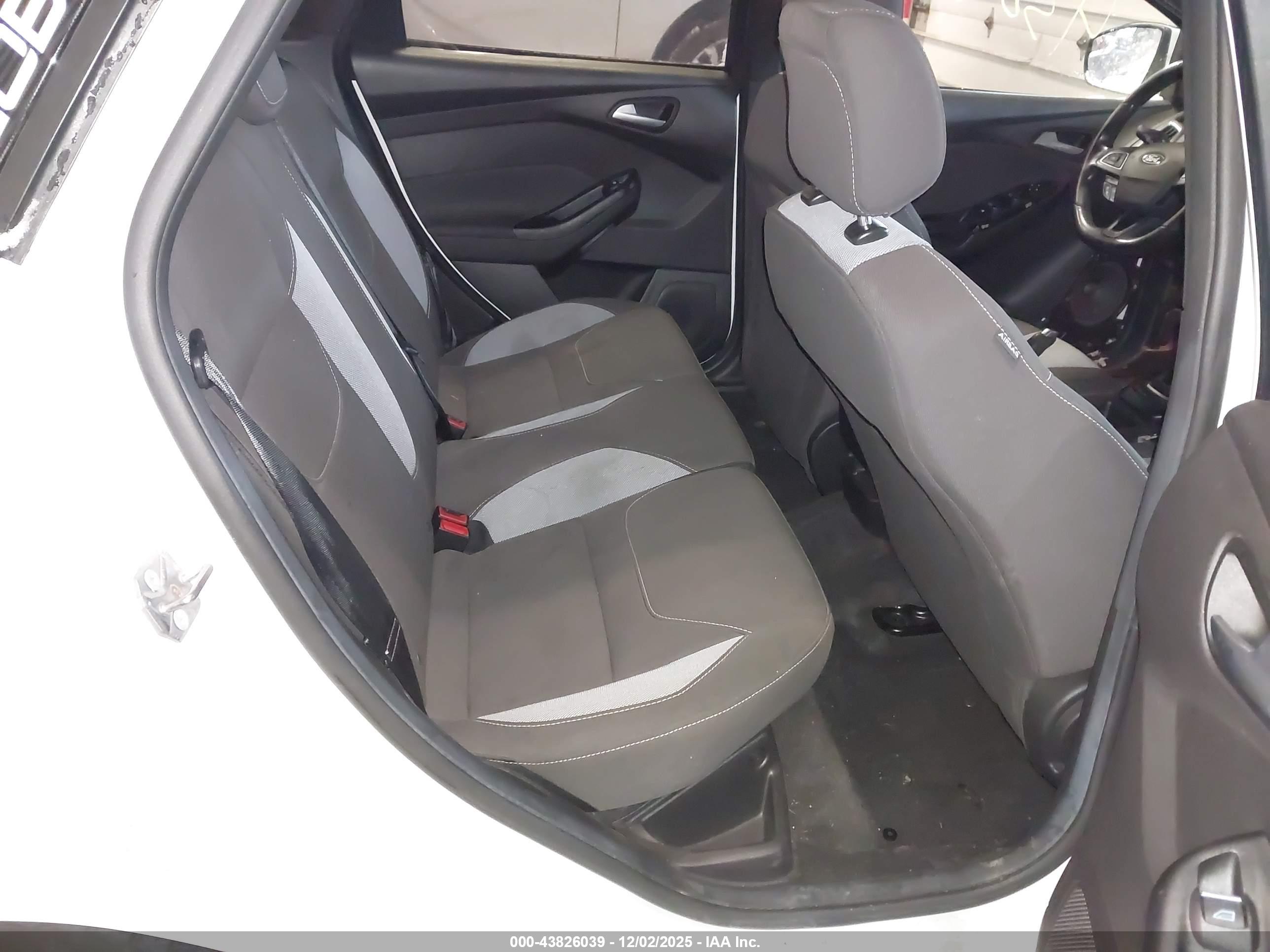 FORD FOCUS image 8