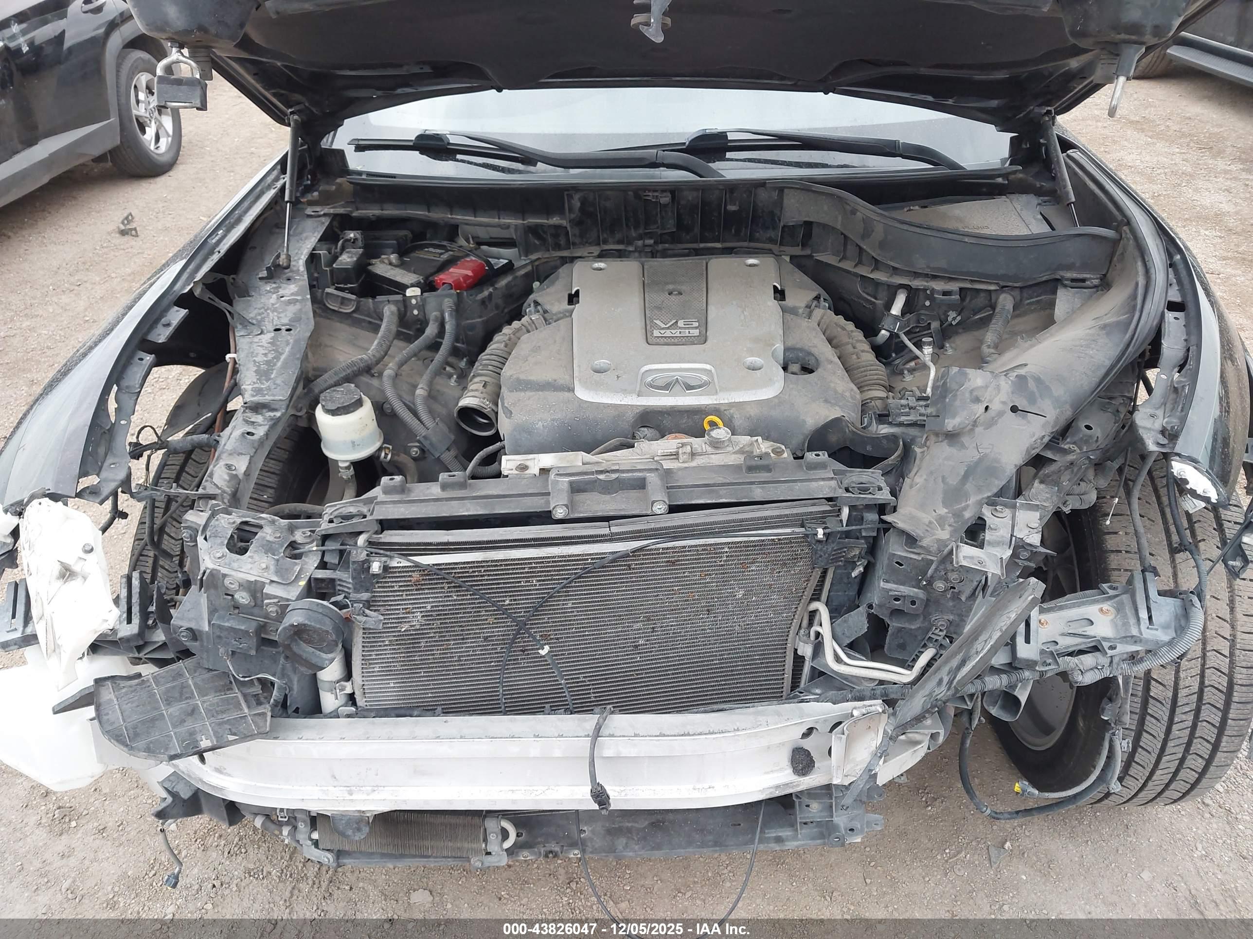 INFINITI QX70 image 10
