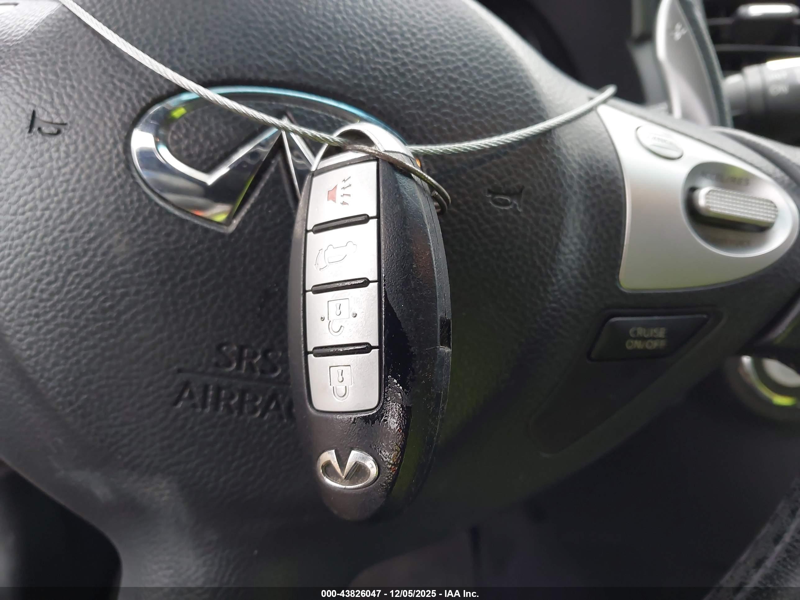INFINITI QX70 image 11