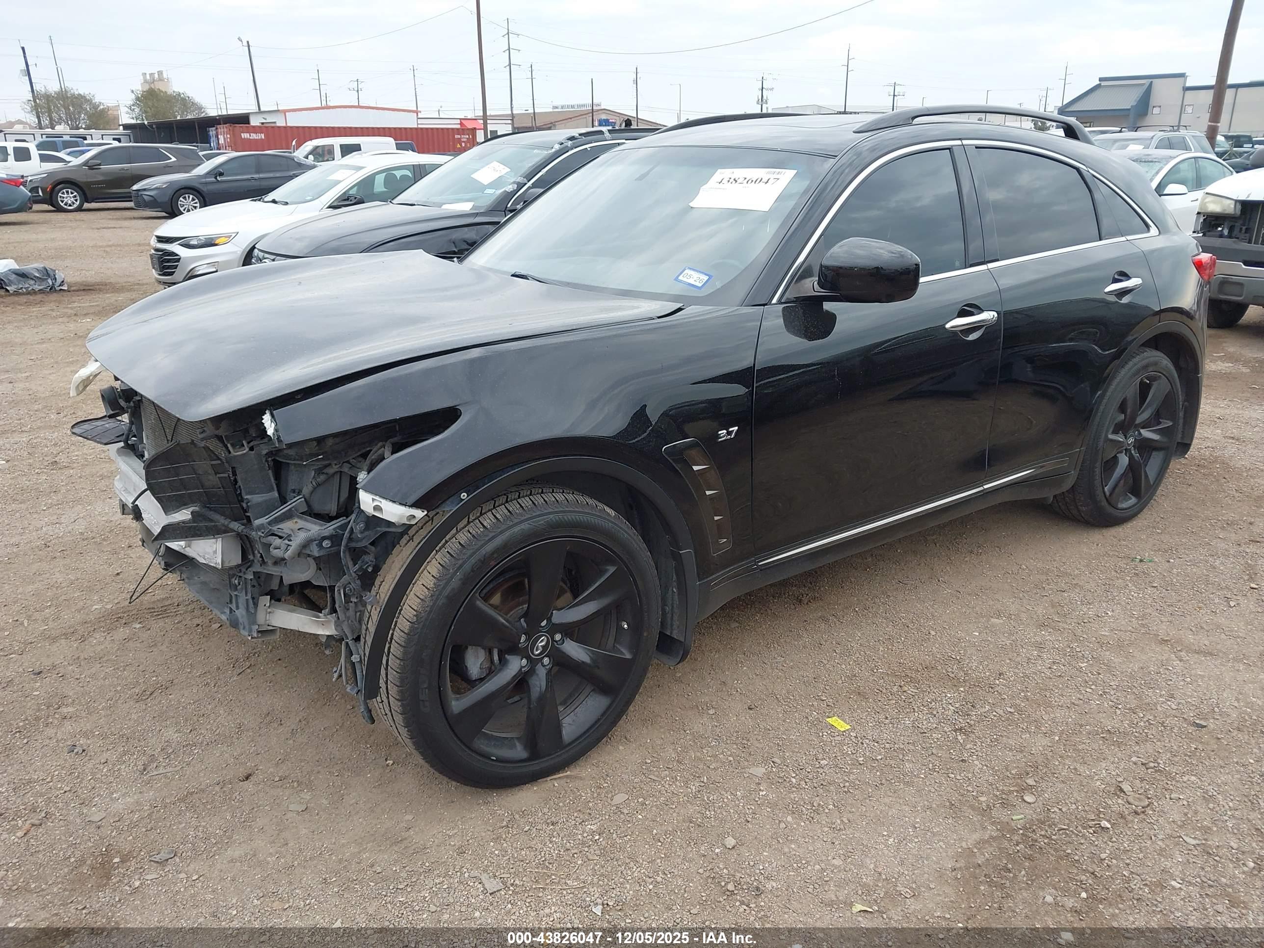 INFINITI QX70 image 2