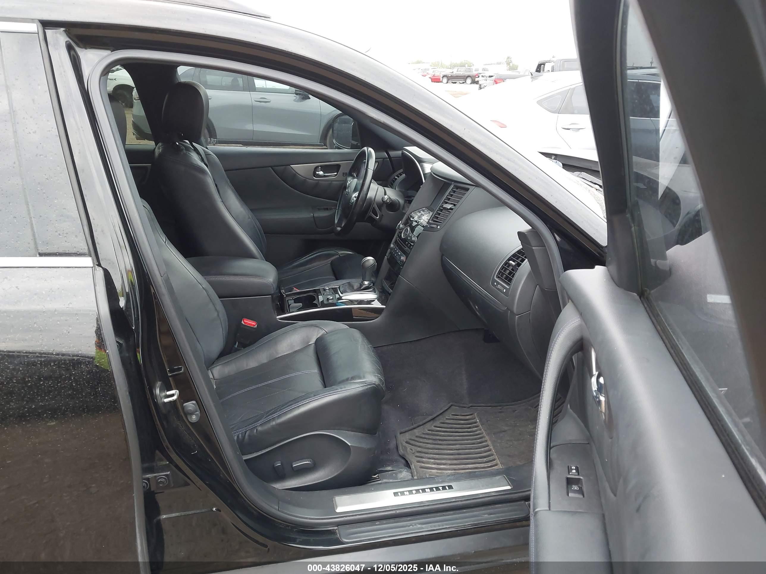 INFINITI QX70 image 5