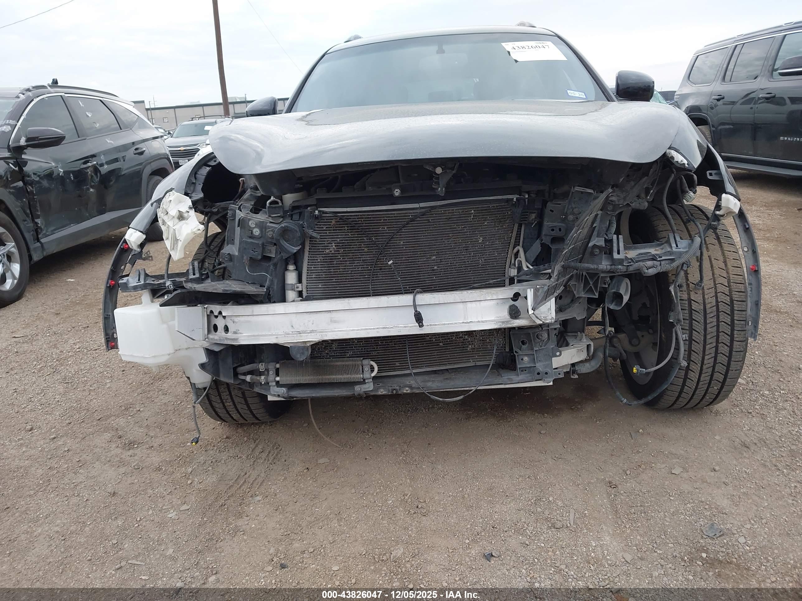 INFINITI QX70 image 6