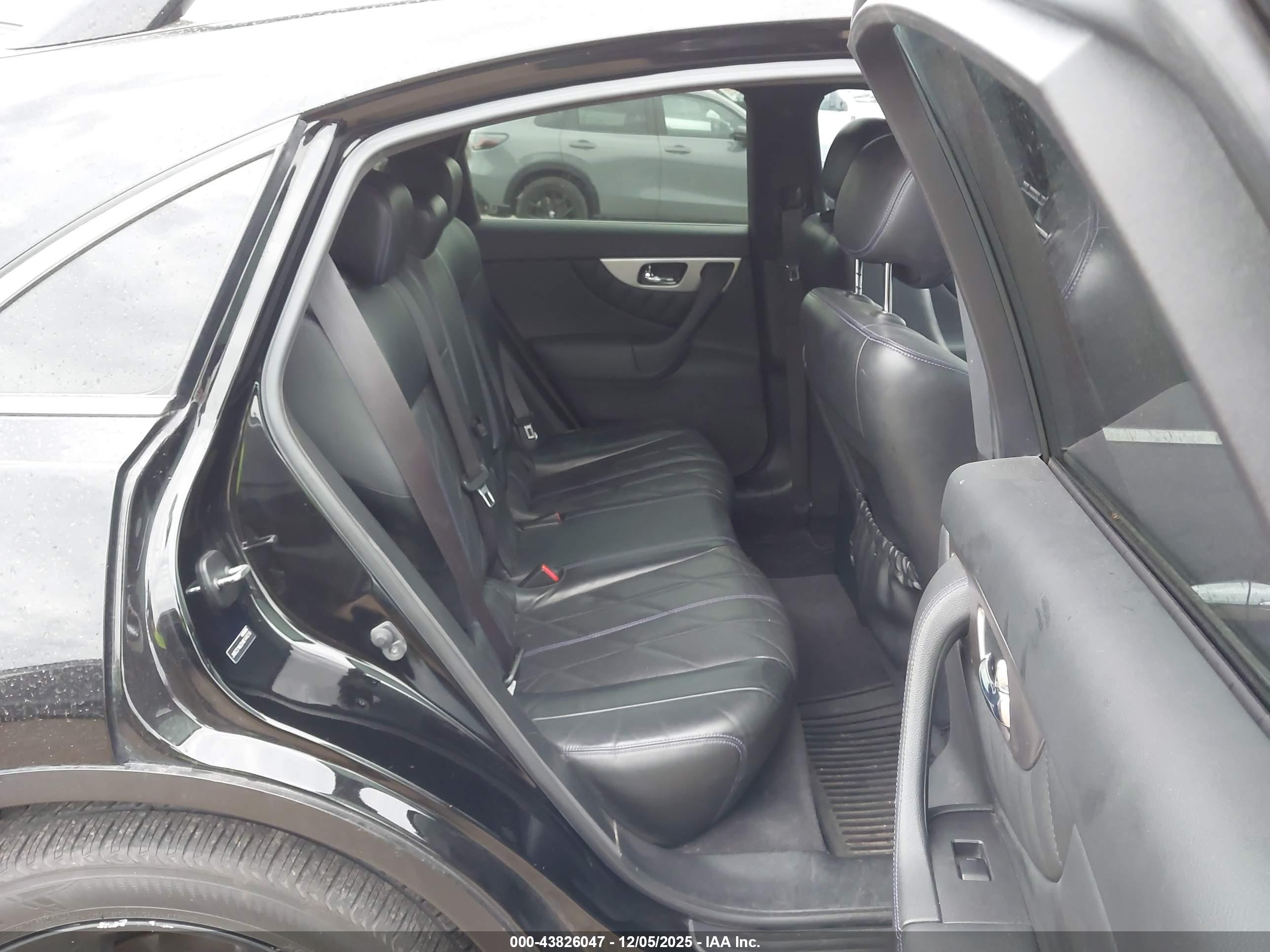 INFINITI QX70 image 8