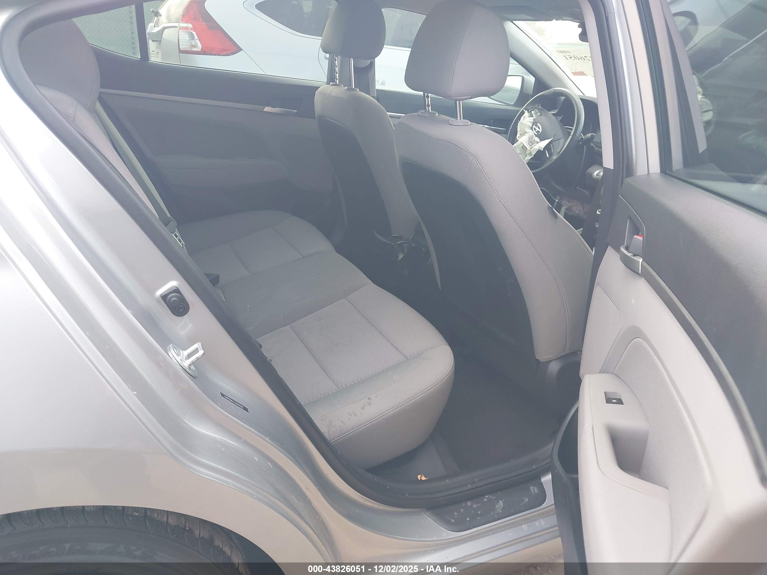 HYUNDAI ELANTRA image 8