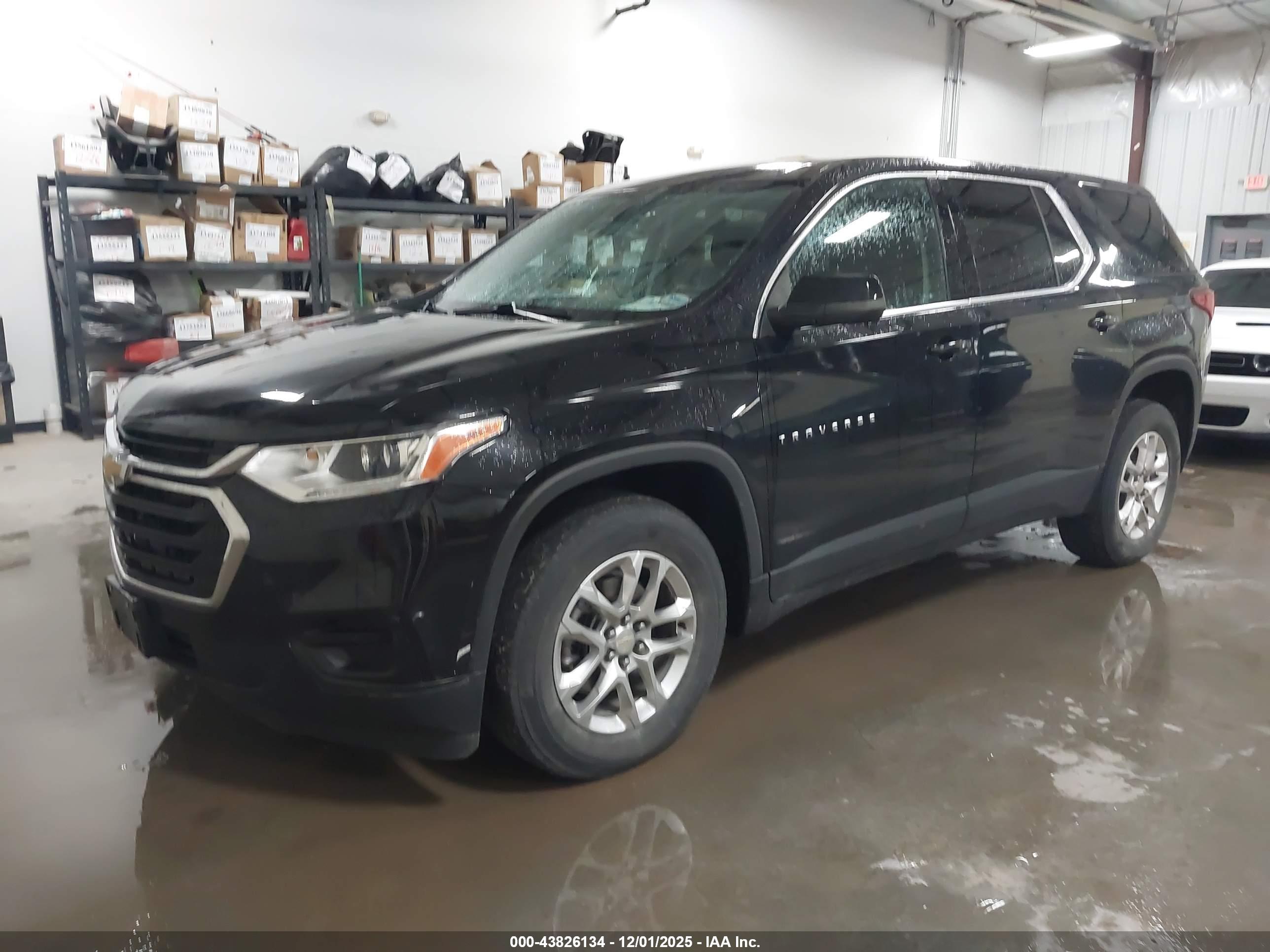 CHEVROLET TRAVERSE image 2