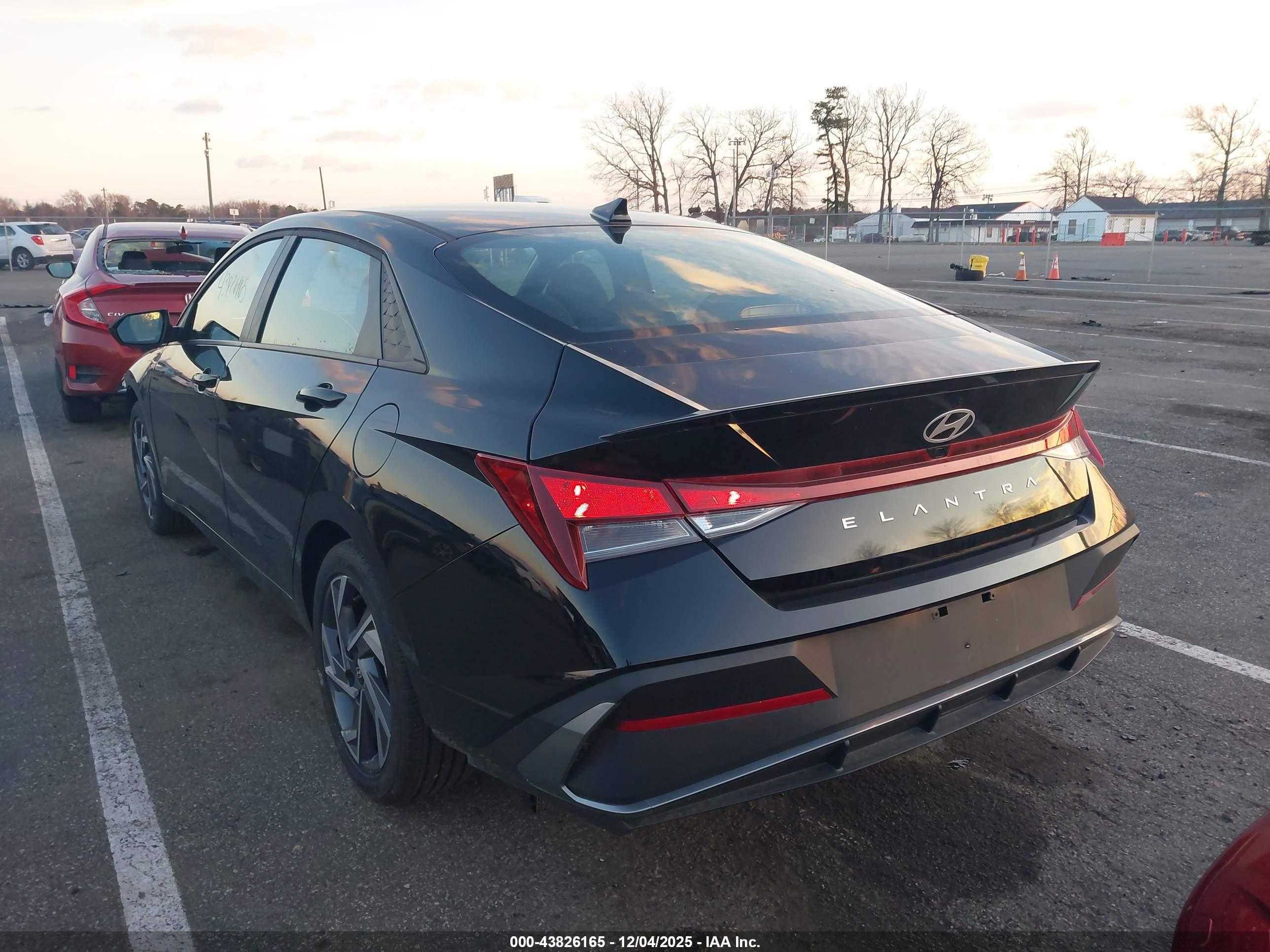 HYUNDAI ELANTRA image 3