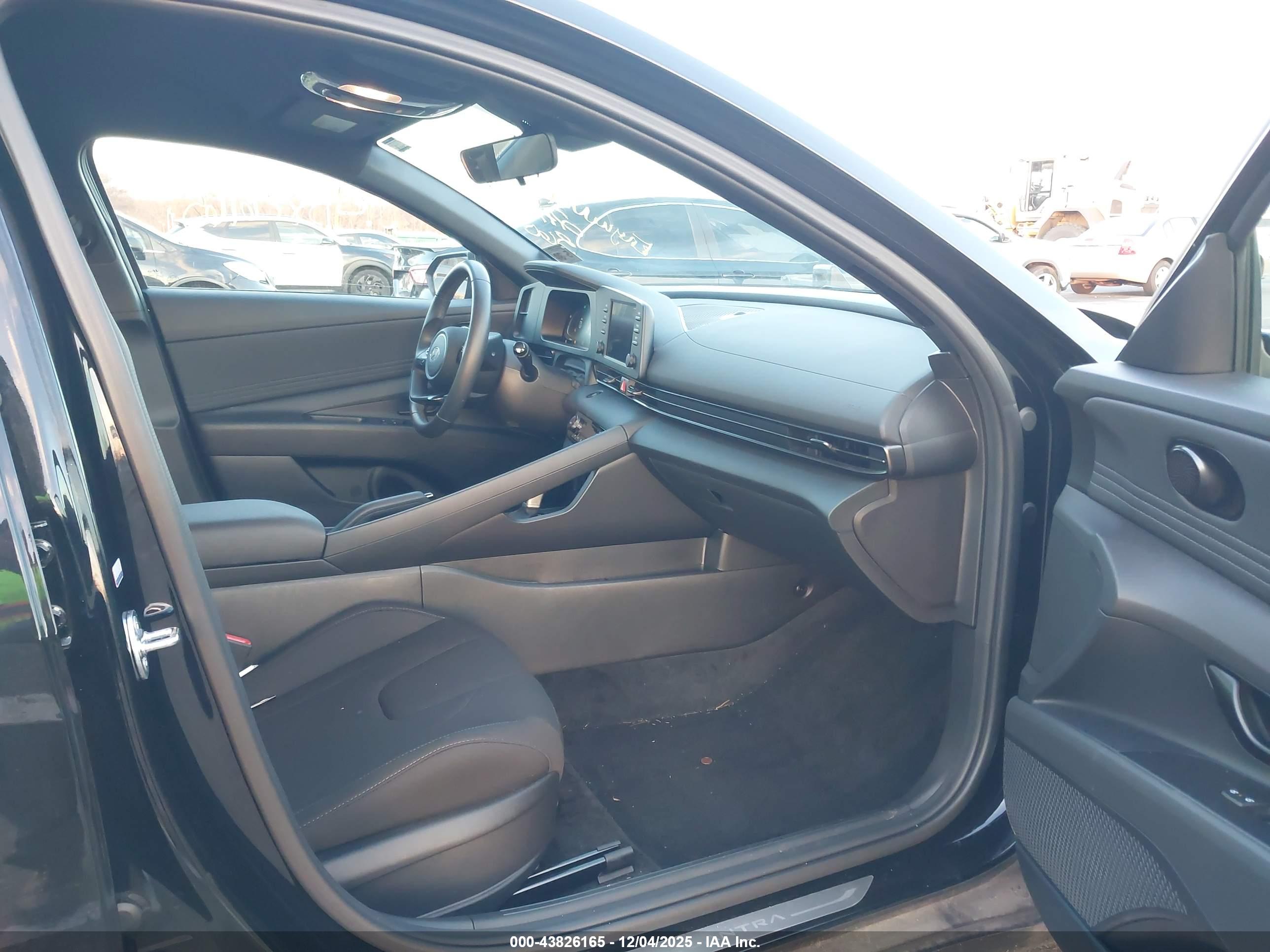 HYUNDAI ELANTRA image 5
