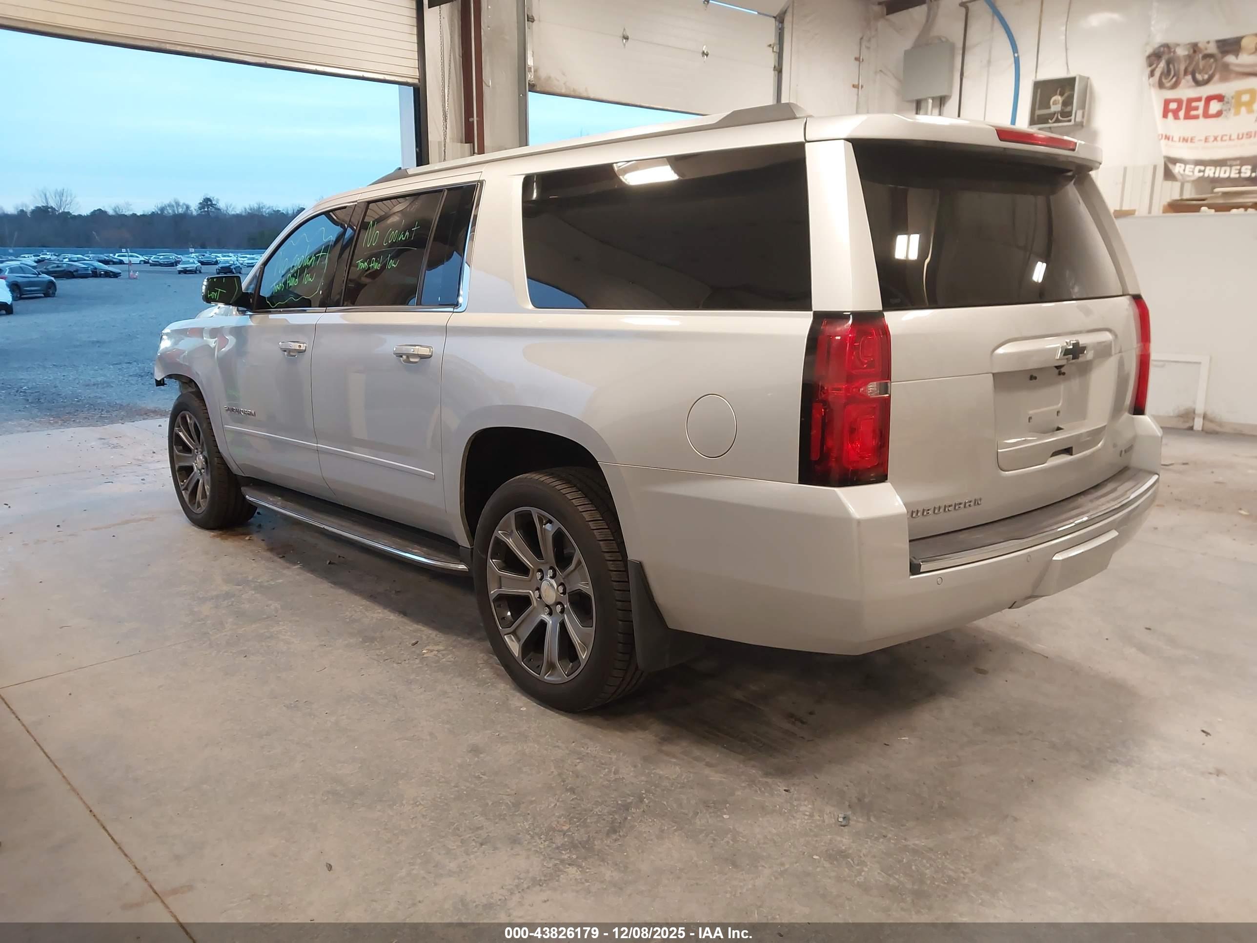 CHEVROLET SUBURBAN image 3