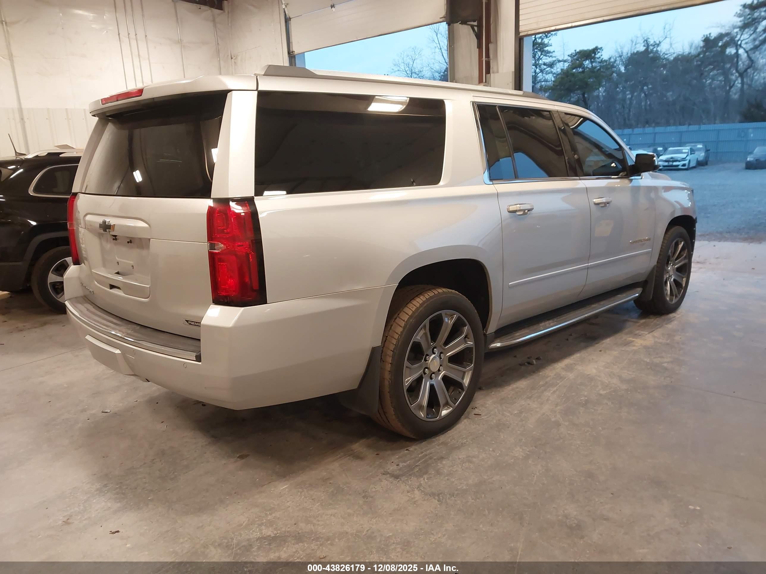 CHEVROLET SUBURBAN image 4