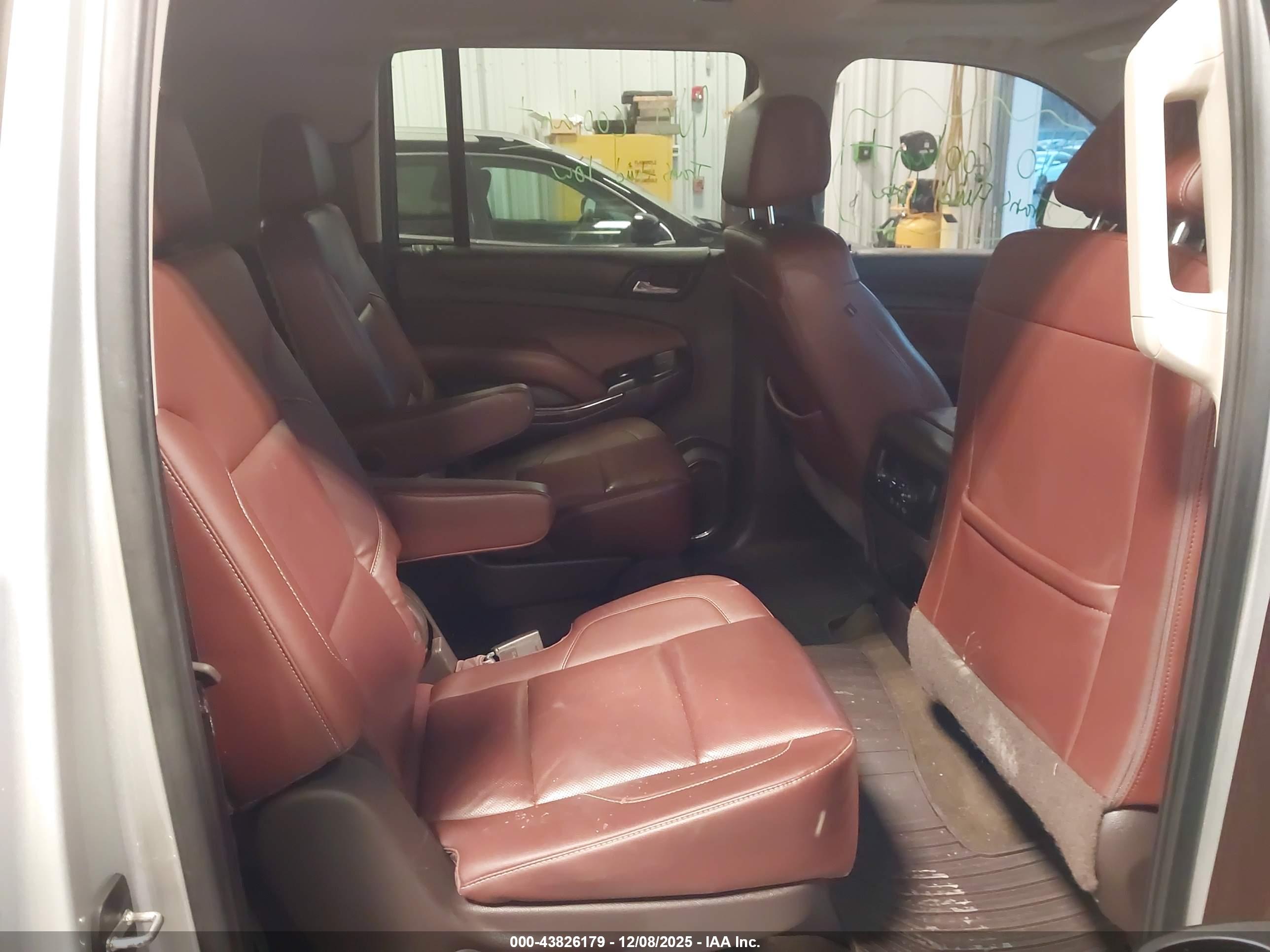 CHEVROLET SUBURBAN image 8