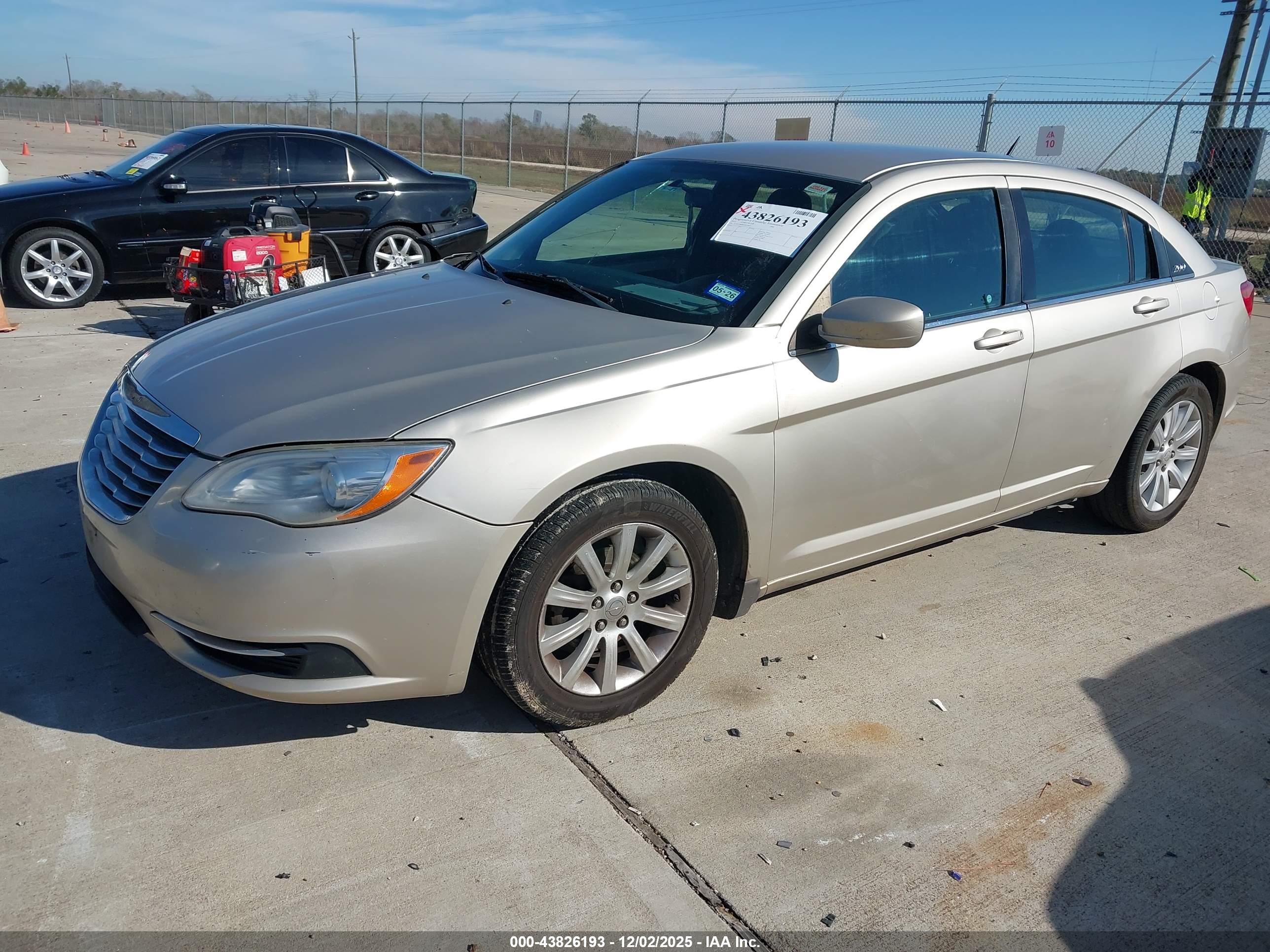 CHRYSLER 200 image 2