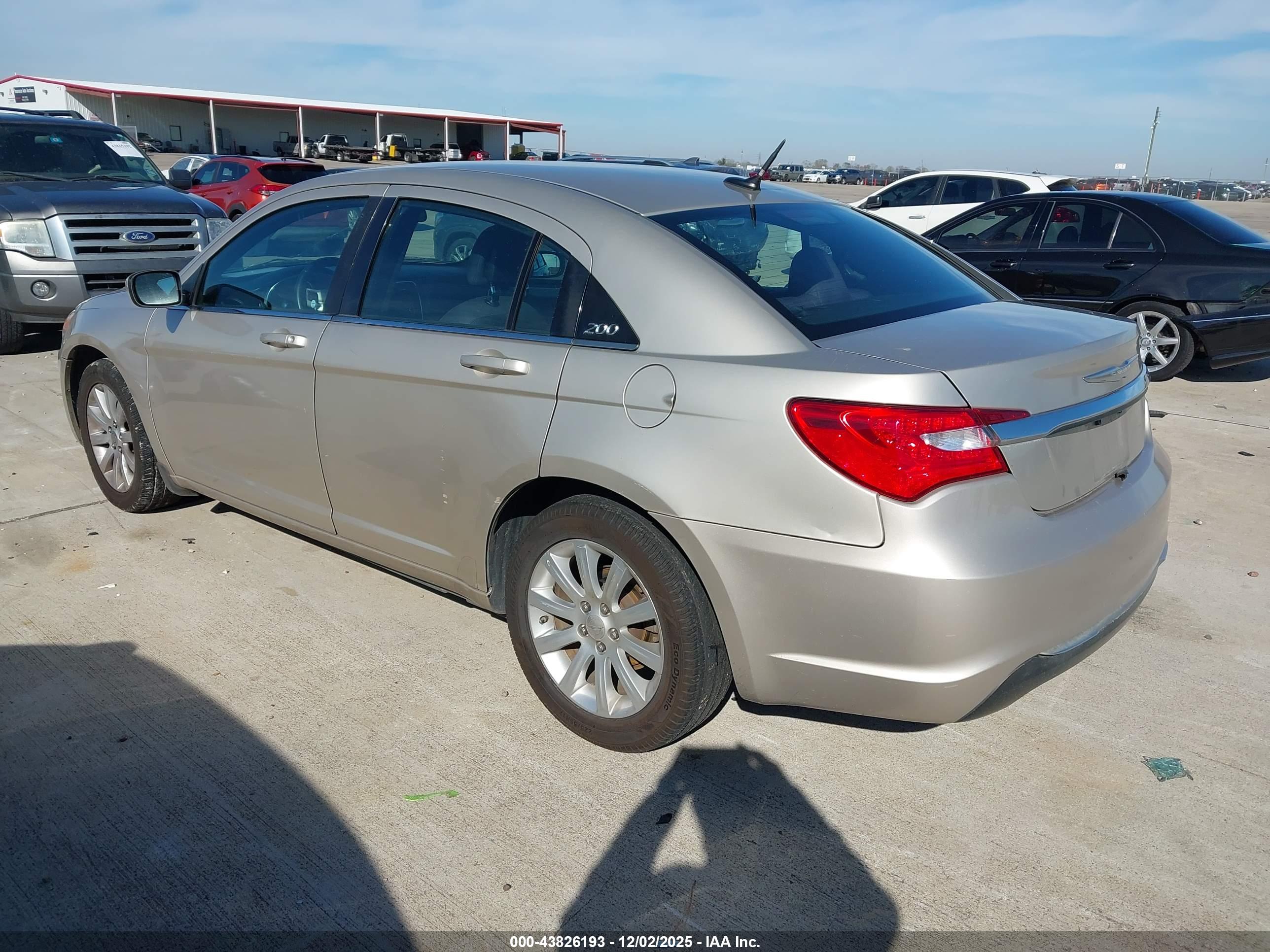 CHRYSLER 200 image 3