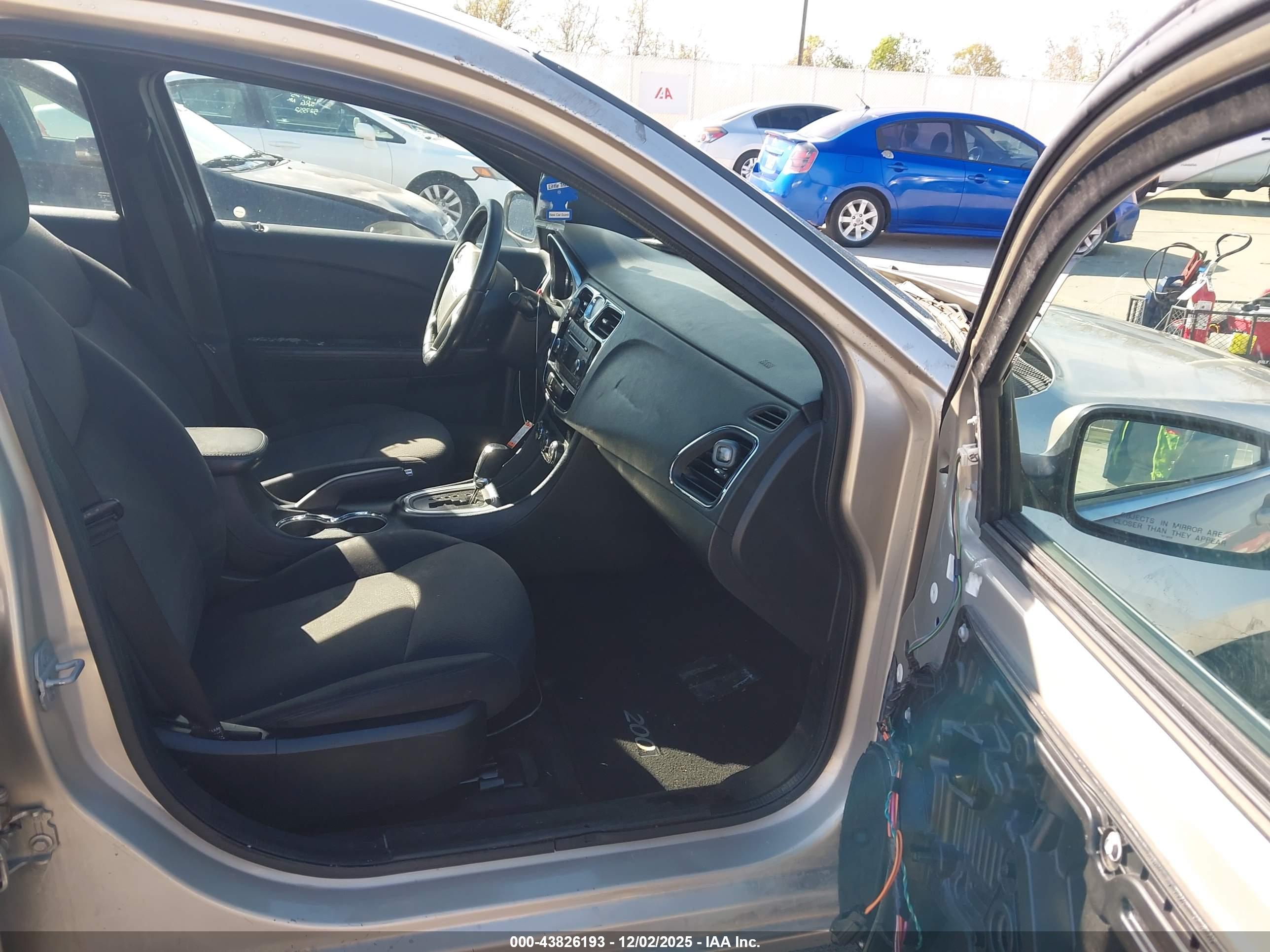 CHRYSLER 200 image 5