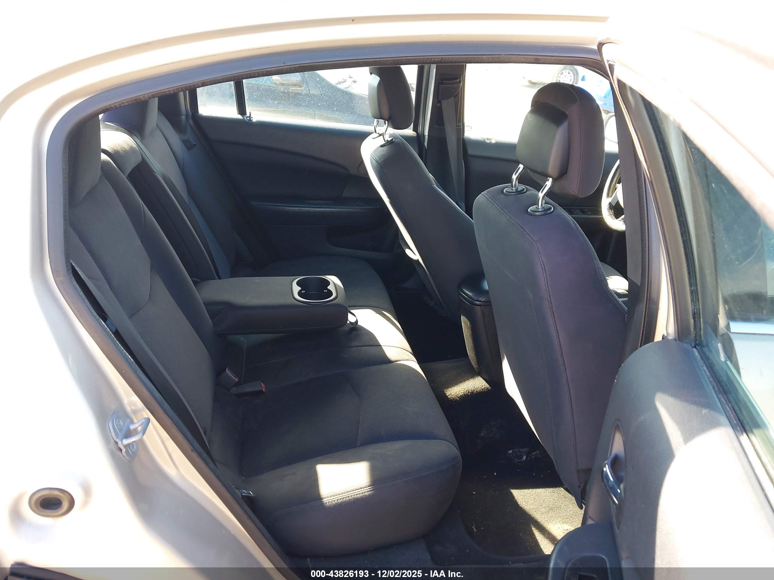 CHRYSLER 200 image 8