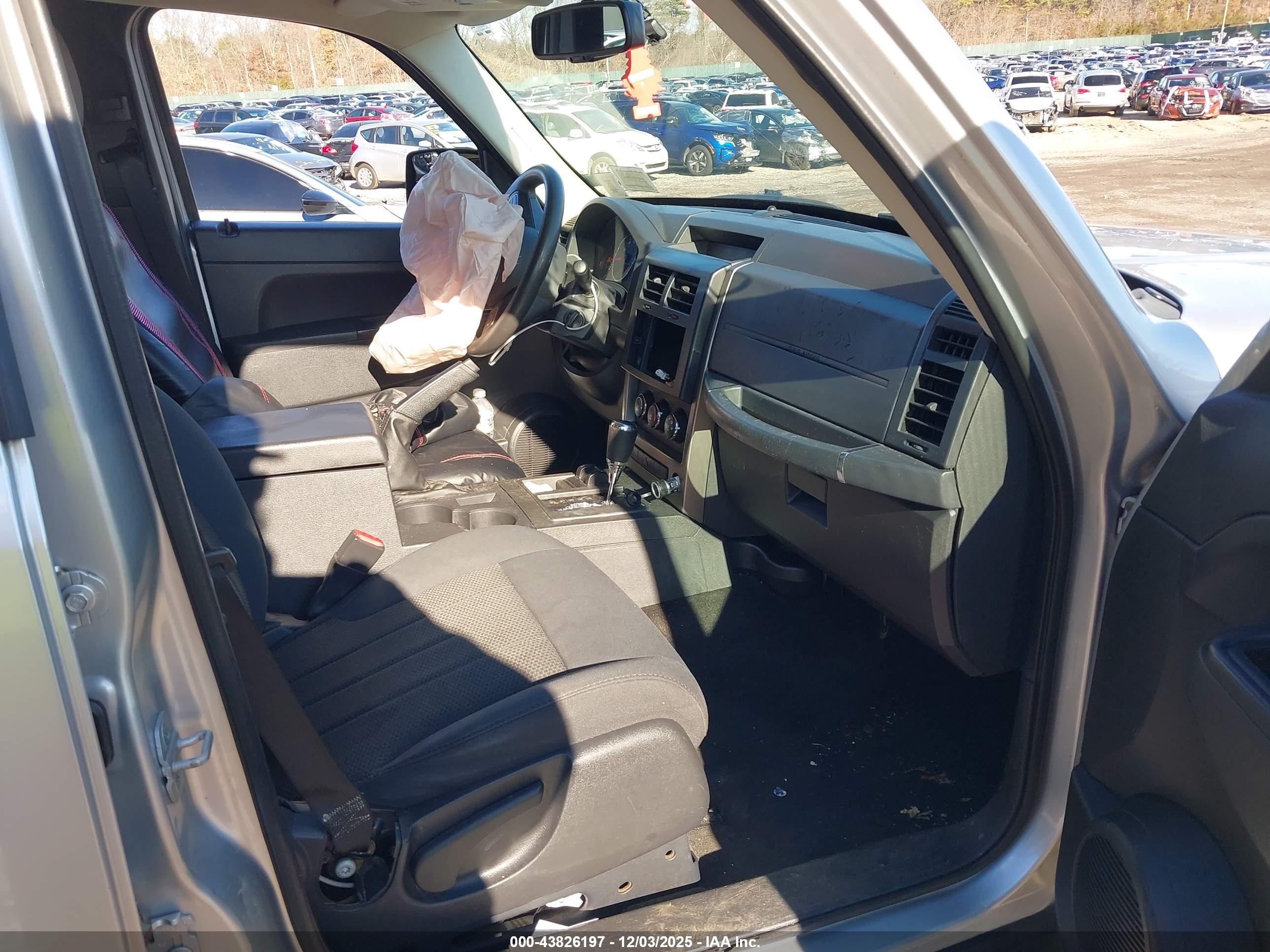 JEEP LIBERTY image 5