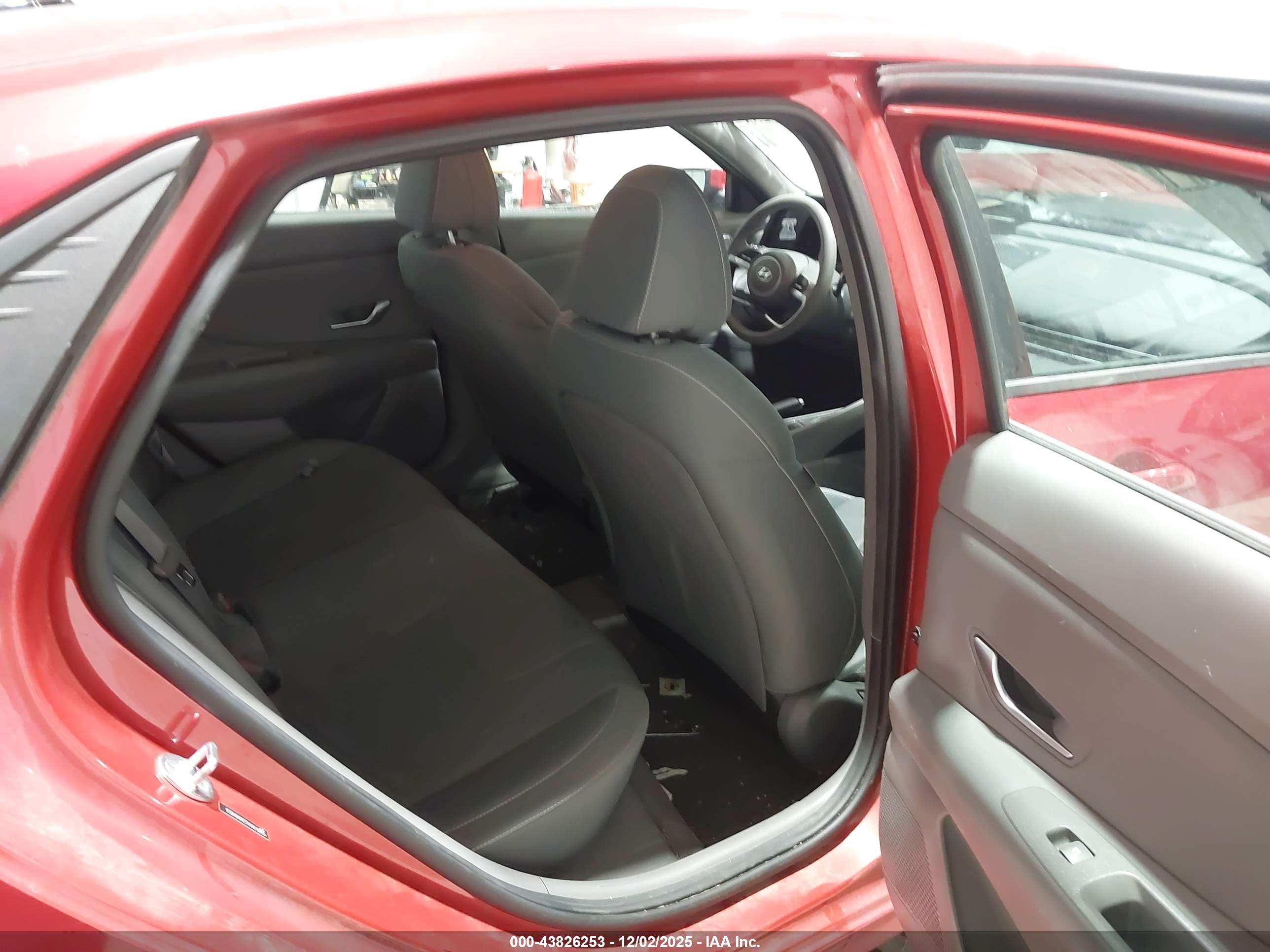 HYUNDAI ELANTRA image 8