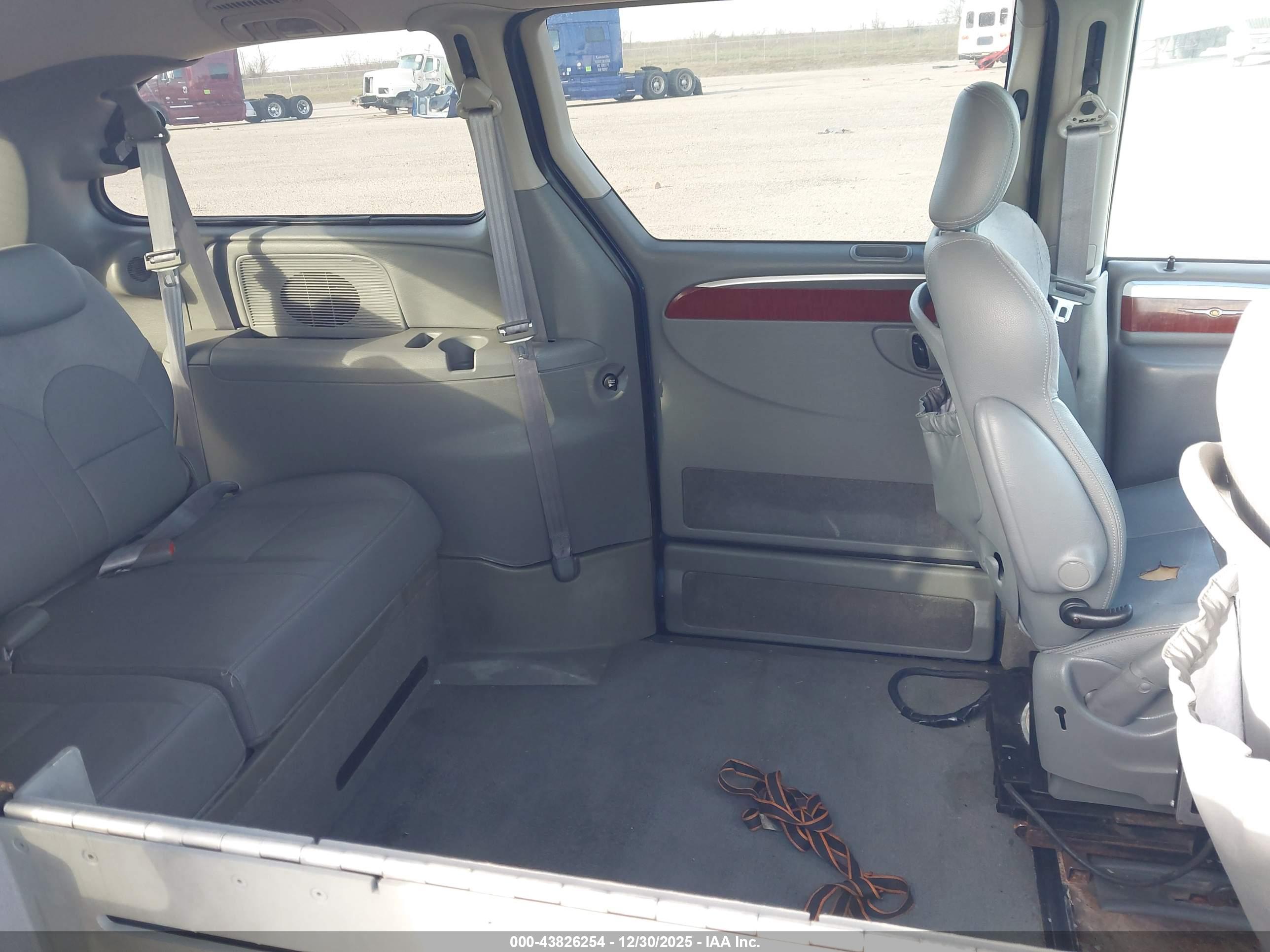 CHRYSLER TOWN image 8