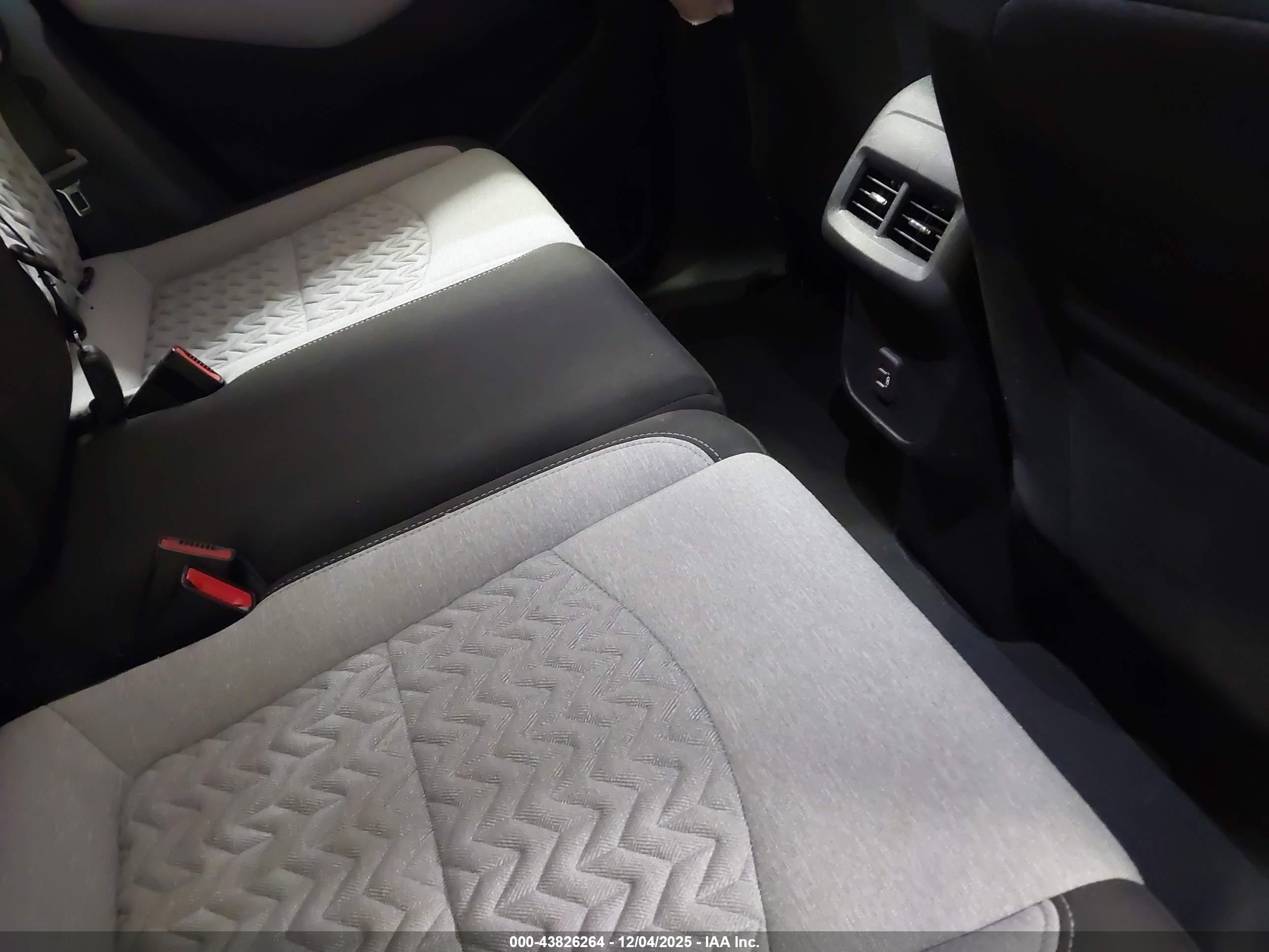 CHEVROLET EQUINOX image 8