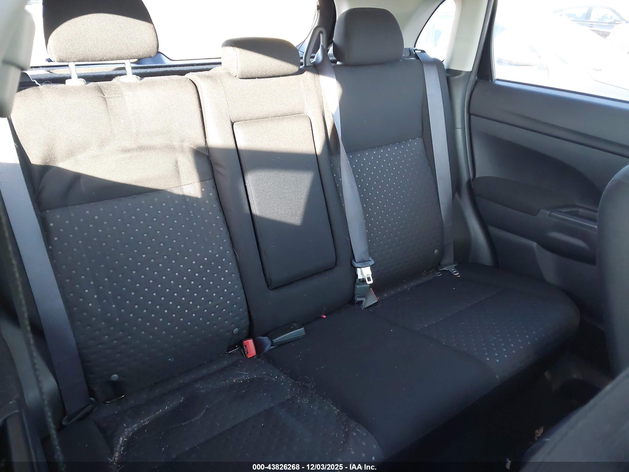 MITSUBISHI OUTLANDER image 8