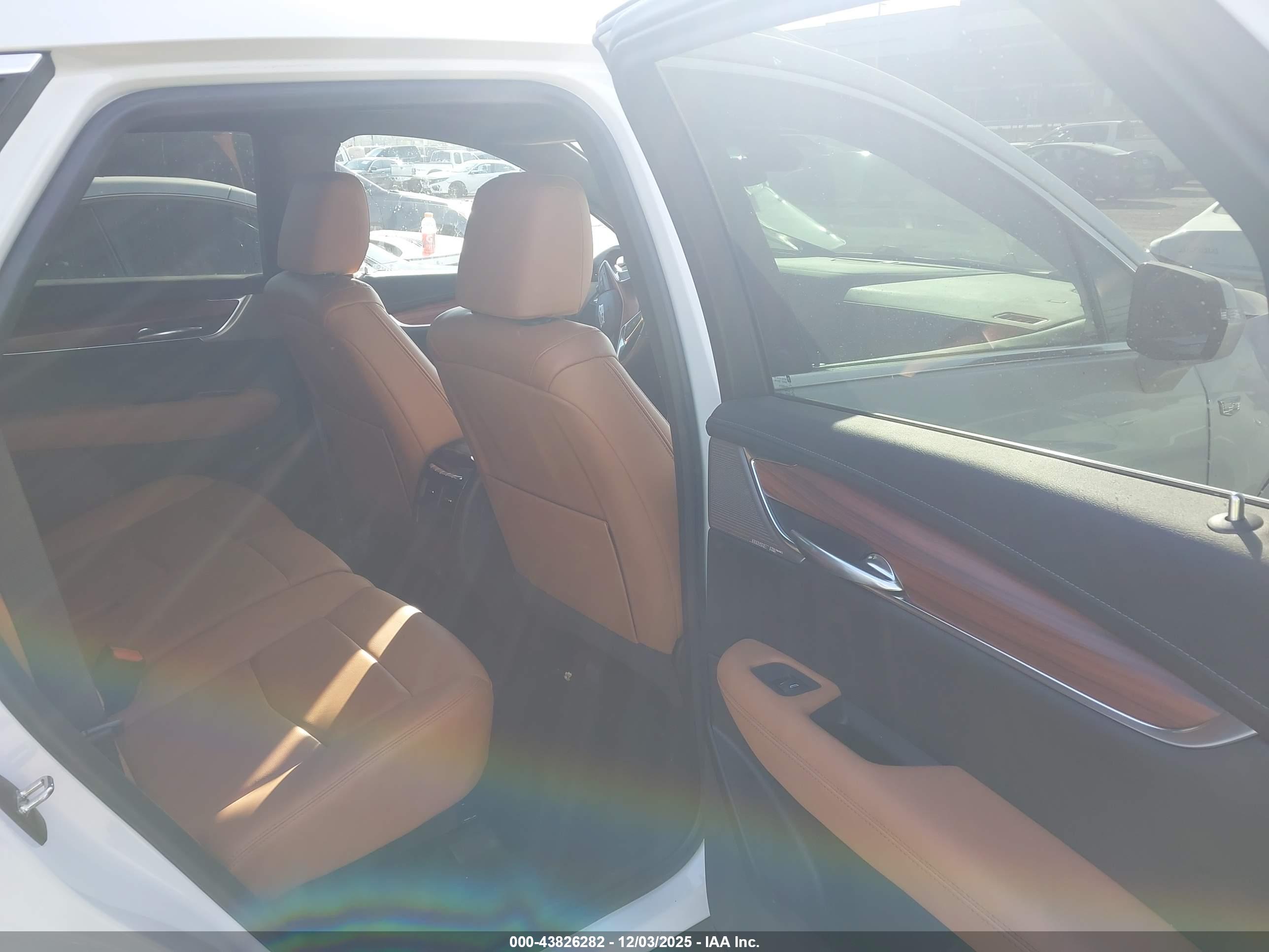 CADILLAC XT5 image 8
