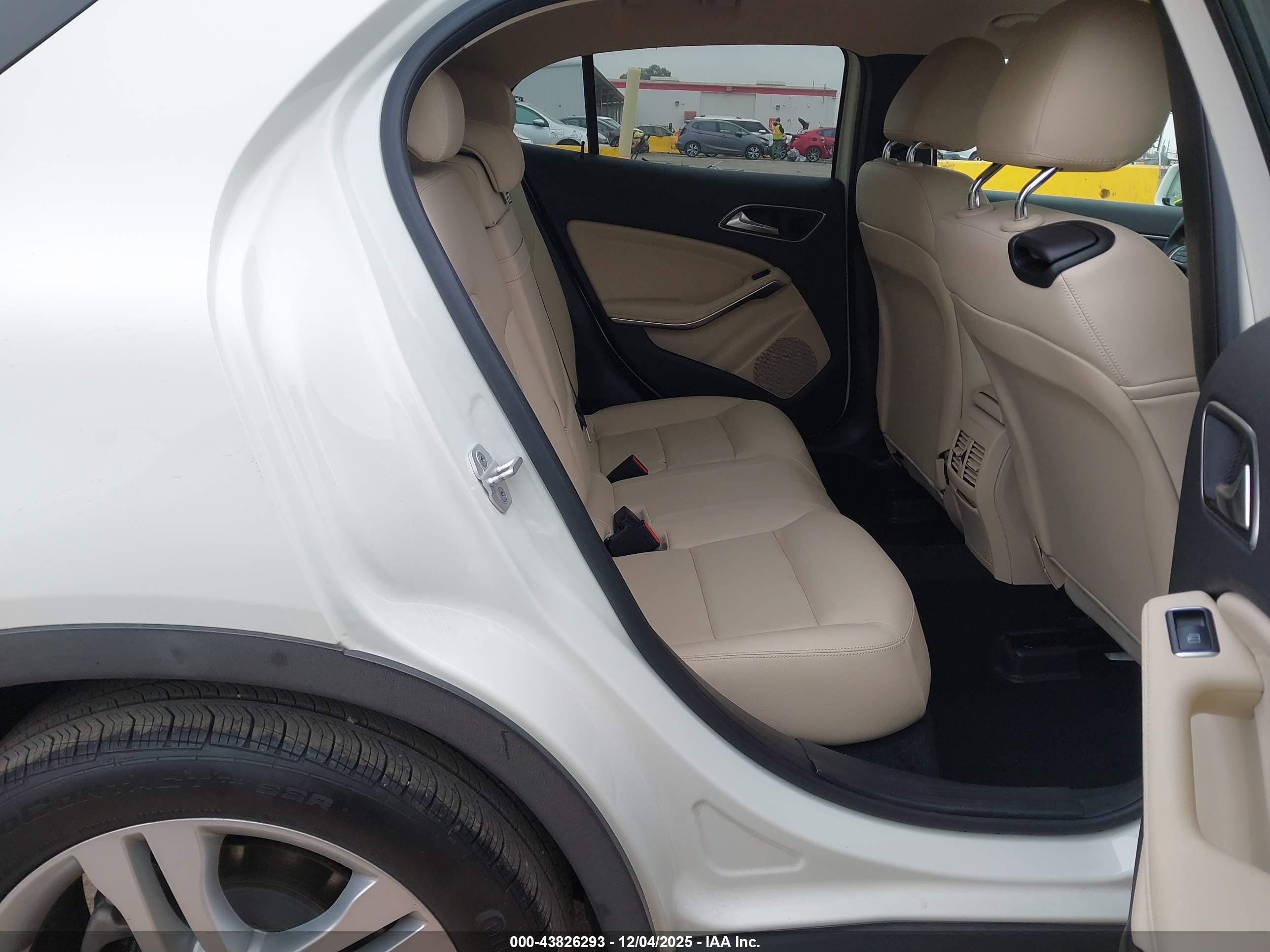 MERCEDES-BENZ GLA image 8