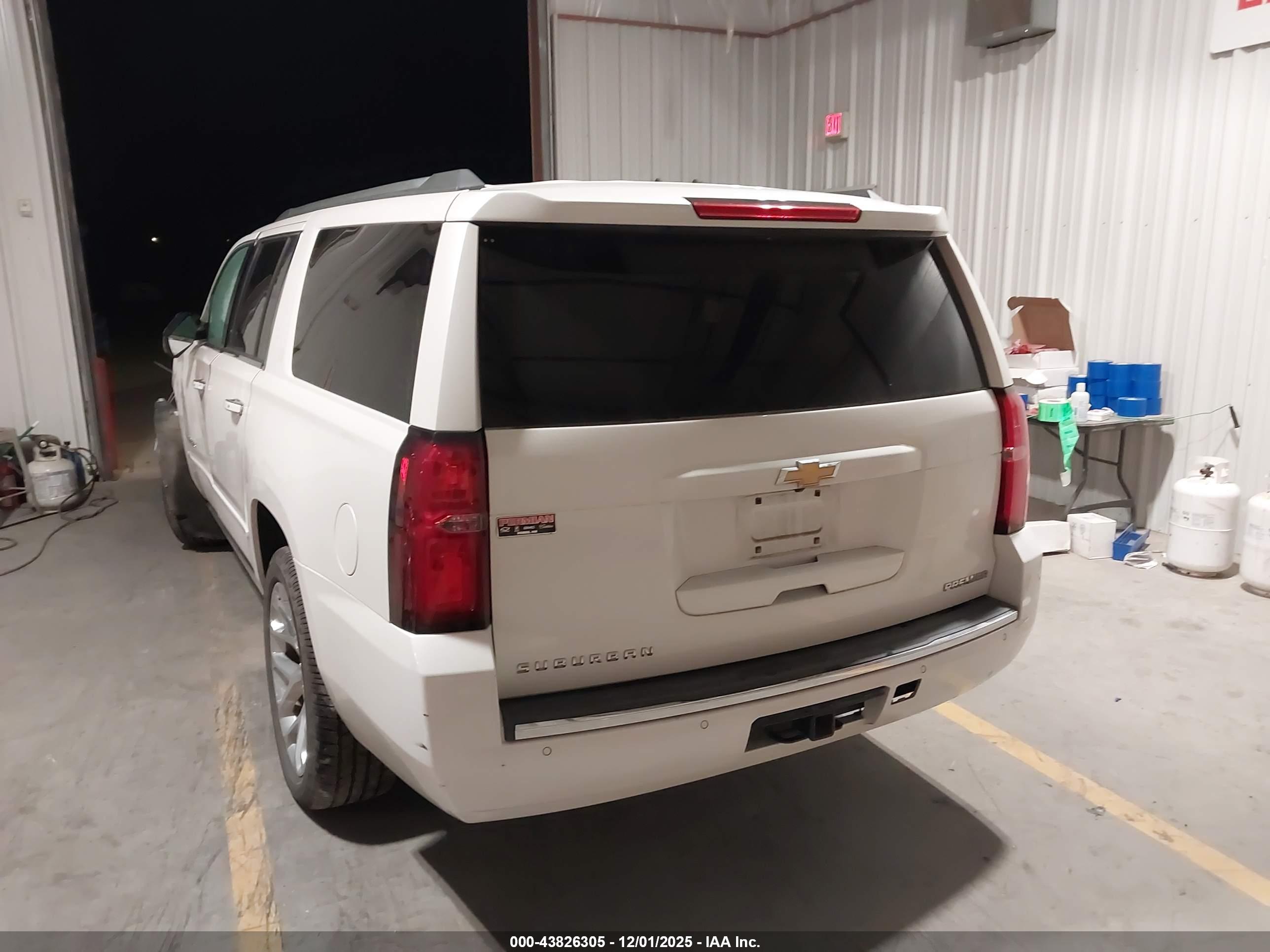 CHEVROLET SUBURBAN image 3