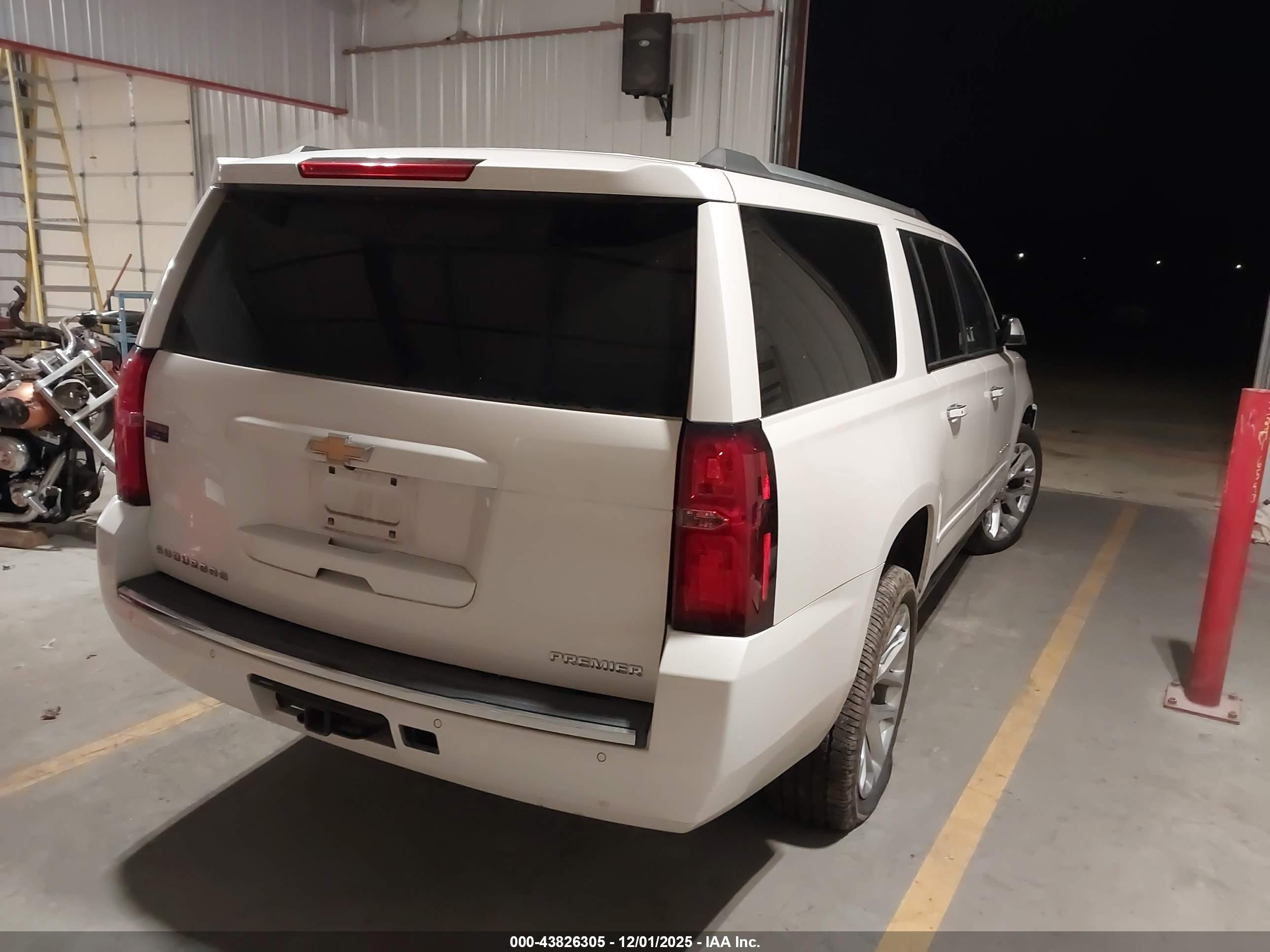 CHEVROLET SUBURBAN image 4