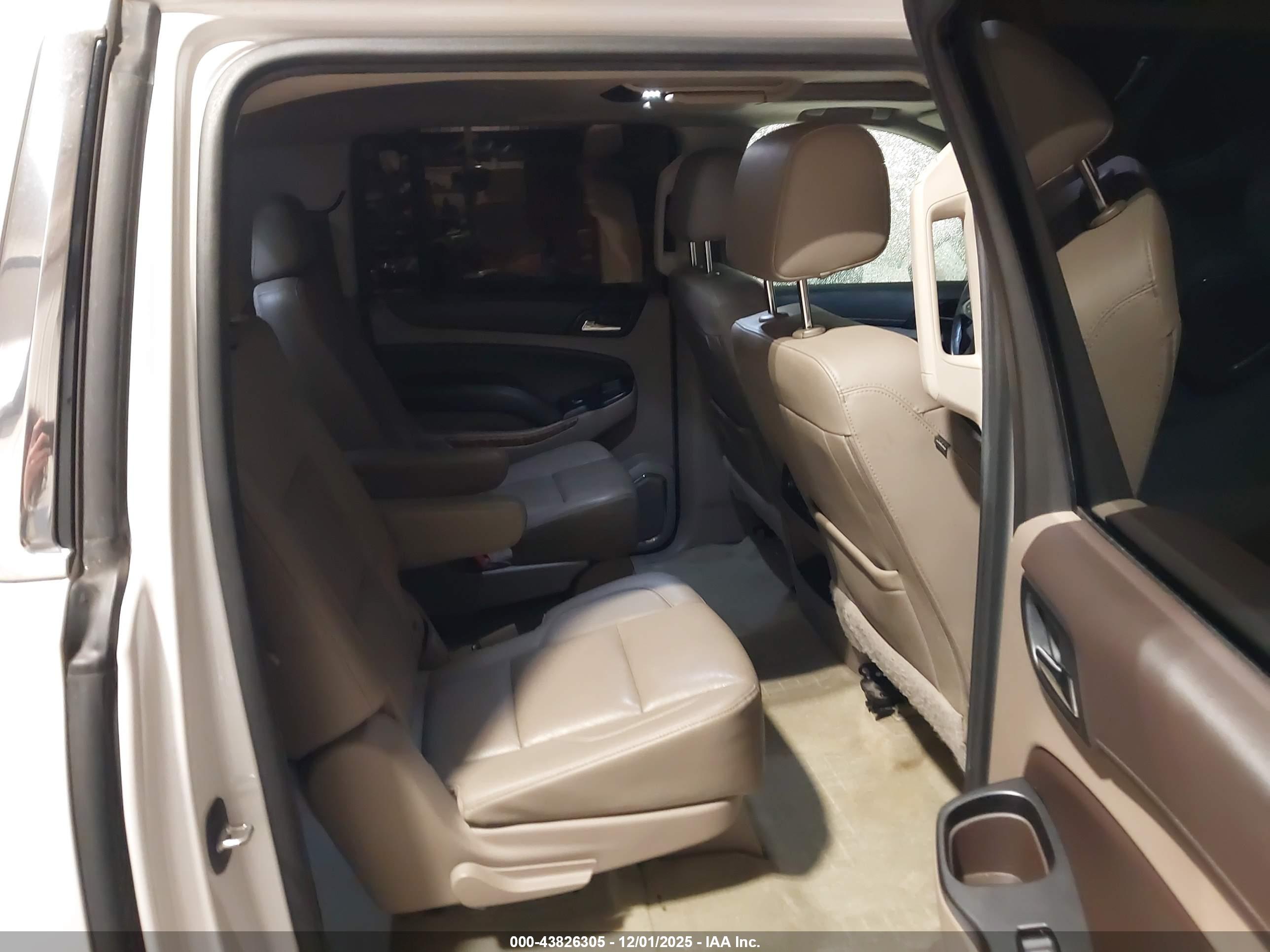 CHEVROLET SUBURBAN image 8