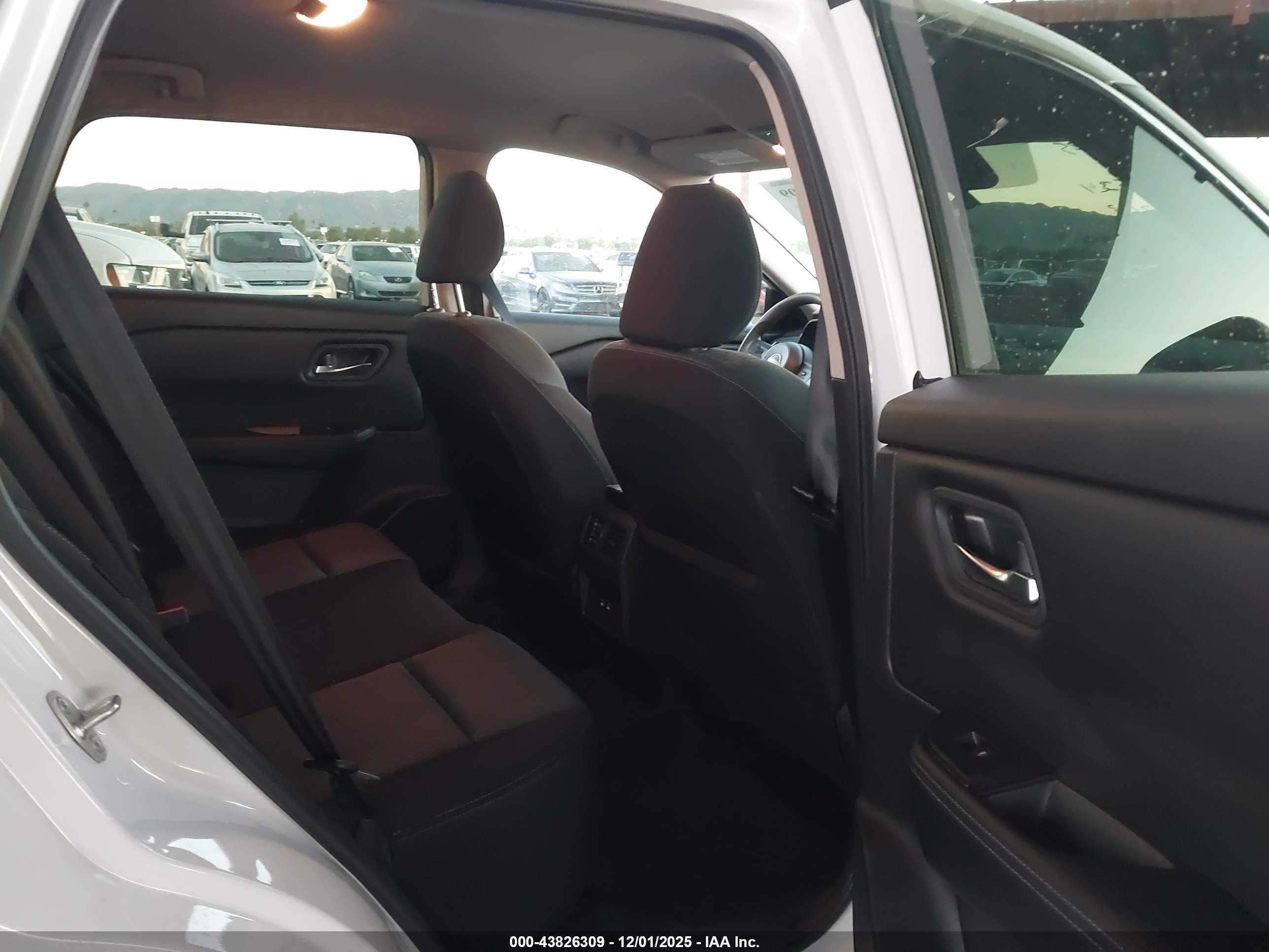 NISSAN ROGUE image 8