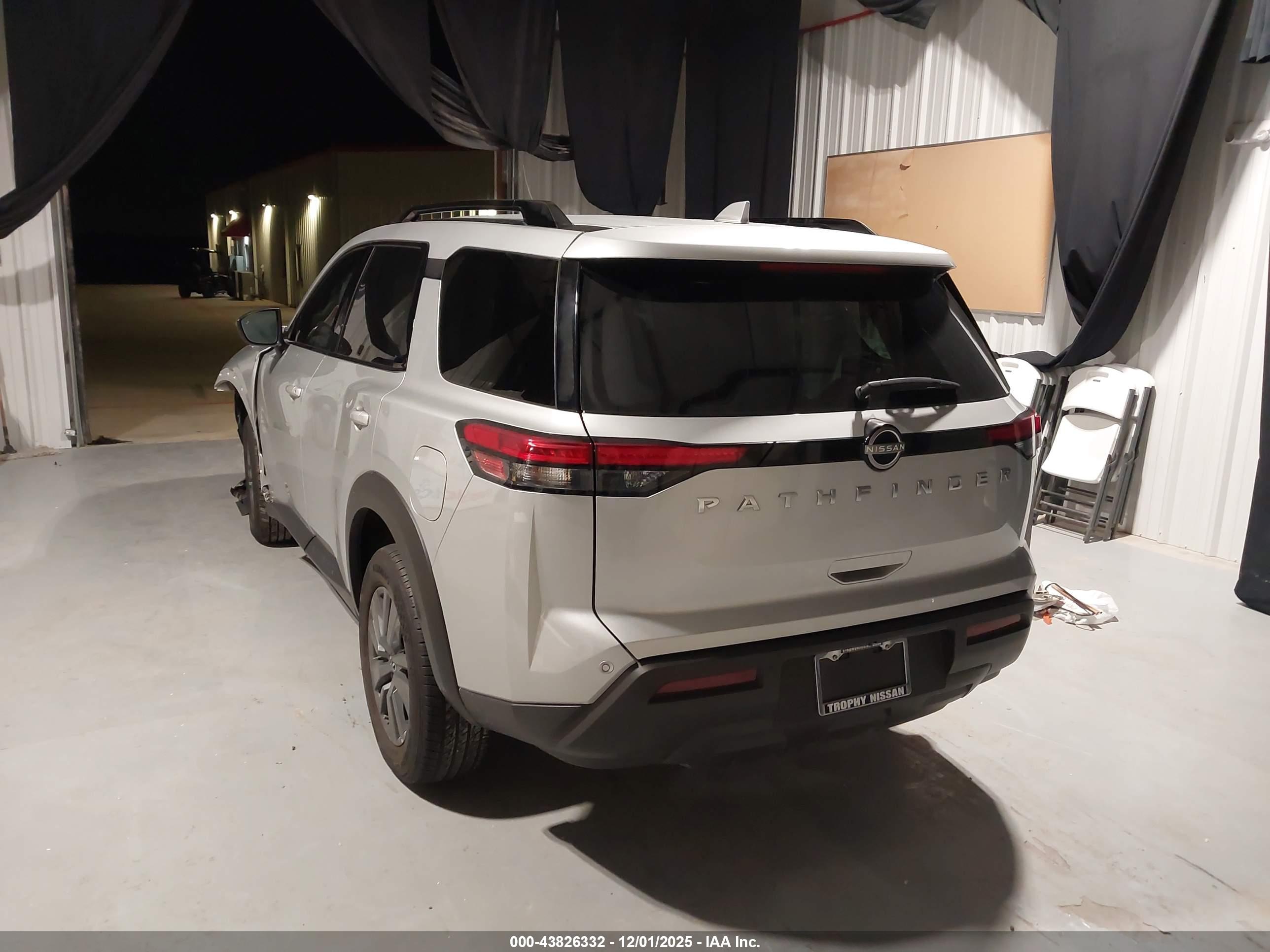 NISSAN PATHFINDER image 3