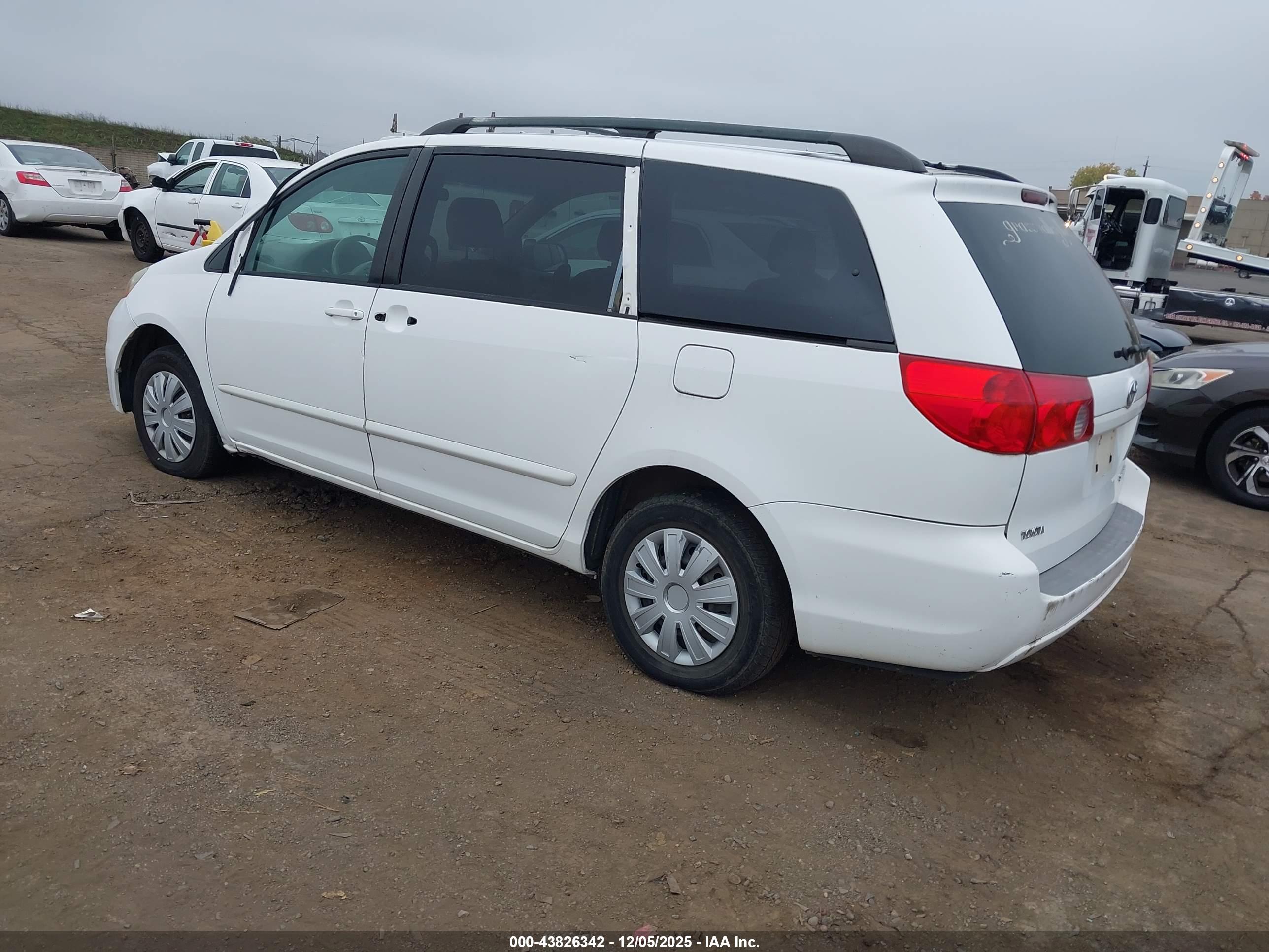 TOYOTA SIENNA image 3